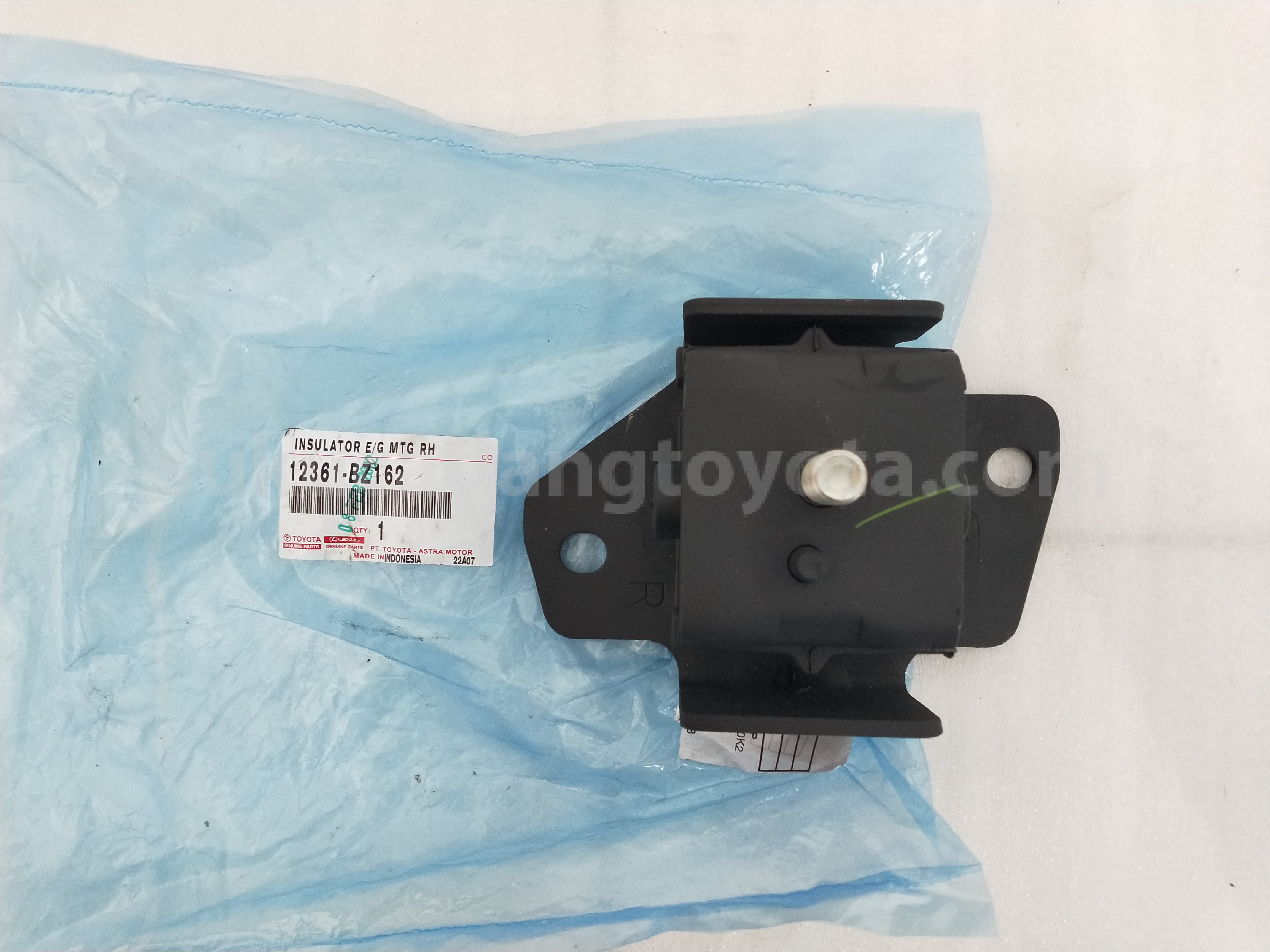 12361BZ162 INSULATOR E/G MTG RH - TOYOTA