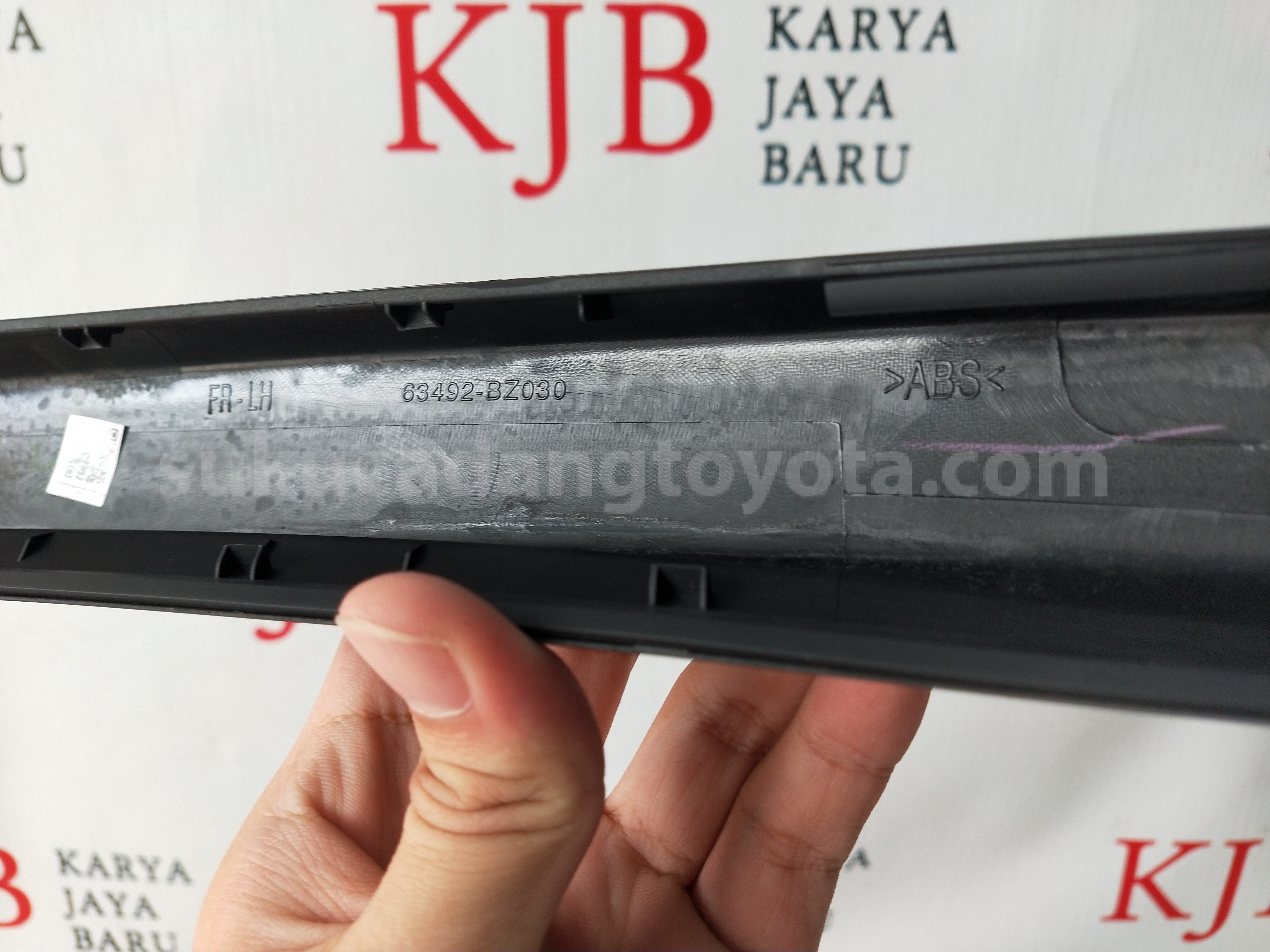 63402BZ010 COVER SA RF RACK FR LH - TOYOTA