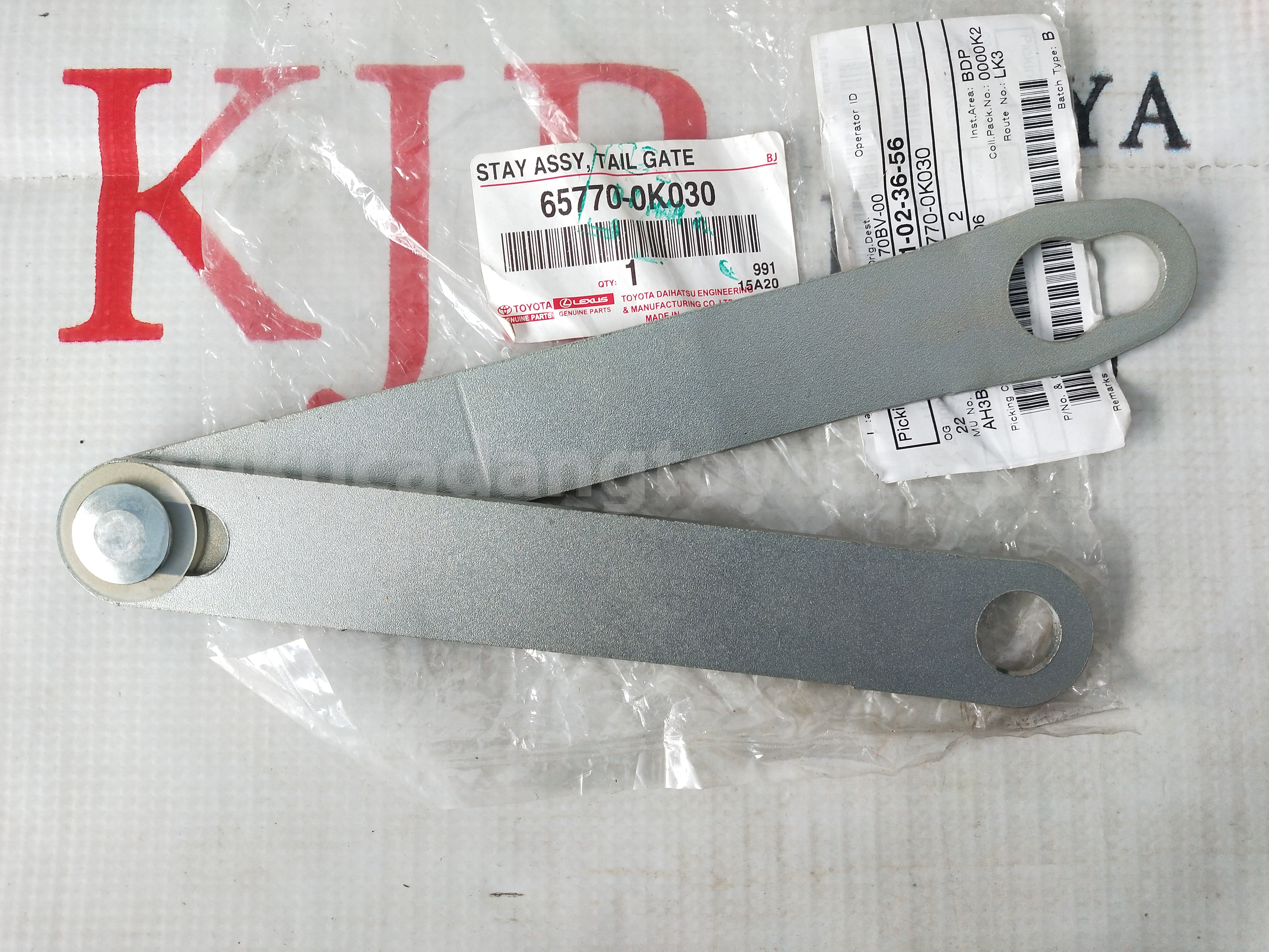 657700K030 STAY ASSY, TAIL GATE - TOYOTA