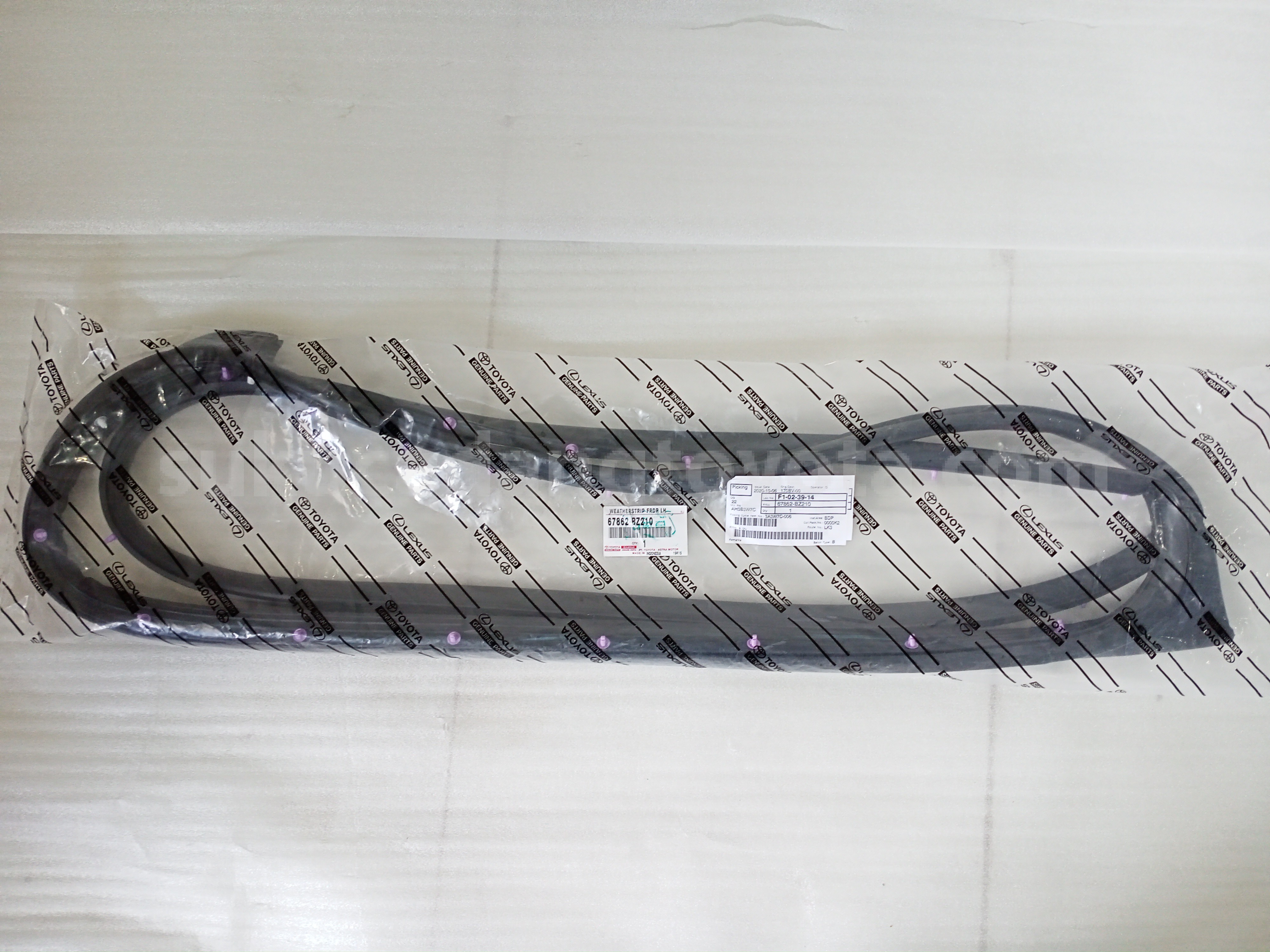 67862BZ210 WEATHERSTRIP FRDR LH - TOYOTA
