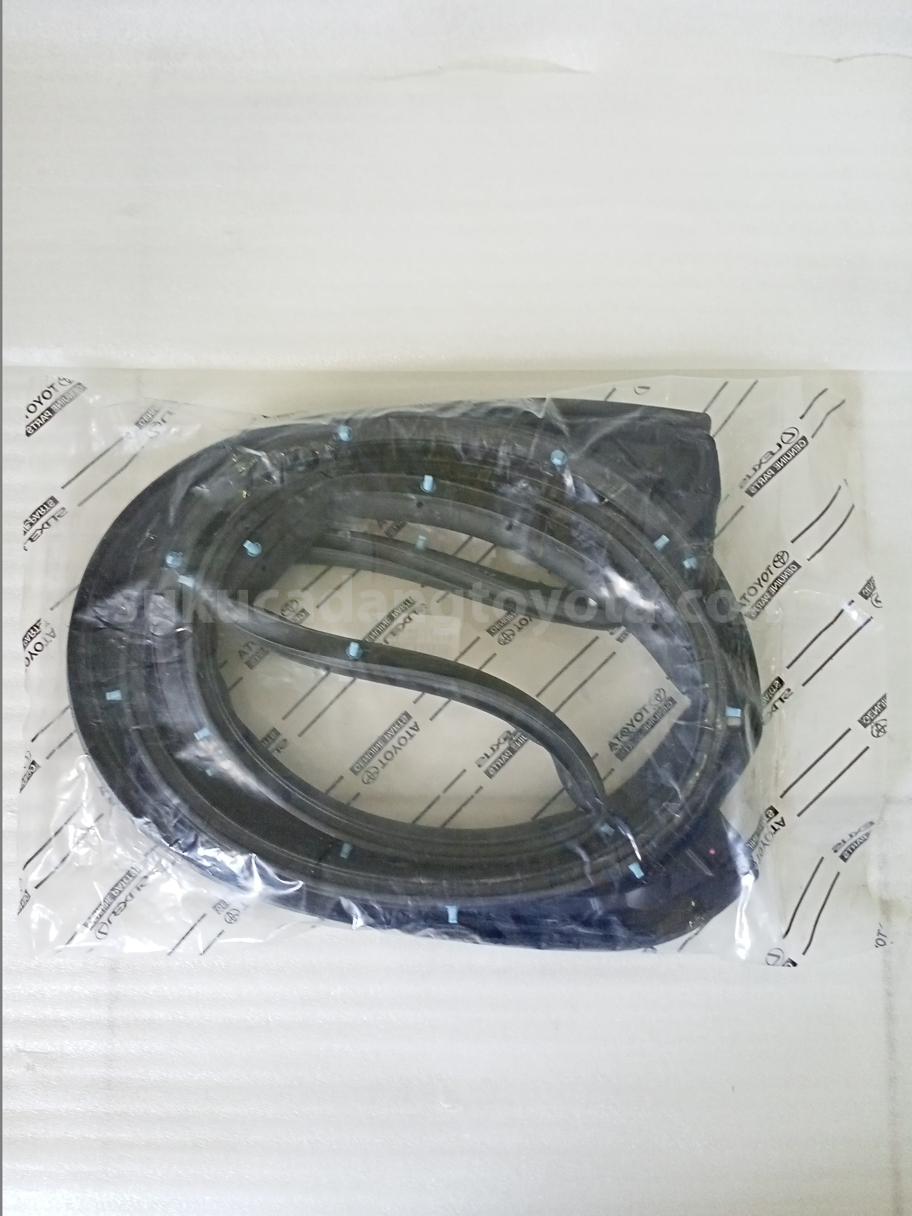 67871BZ180 WEATHERSTRIP RRDR RH - TOYOTA