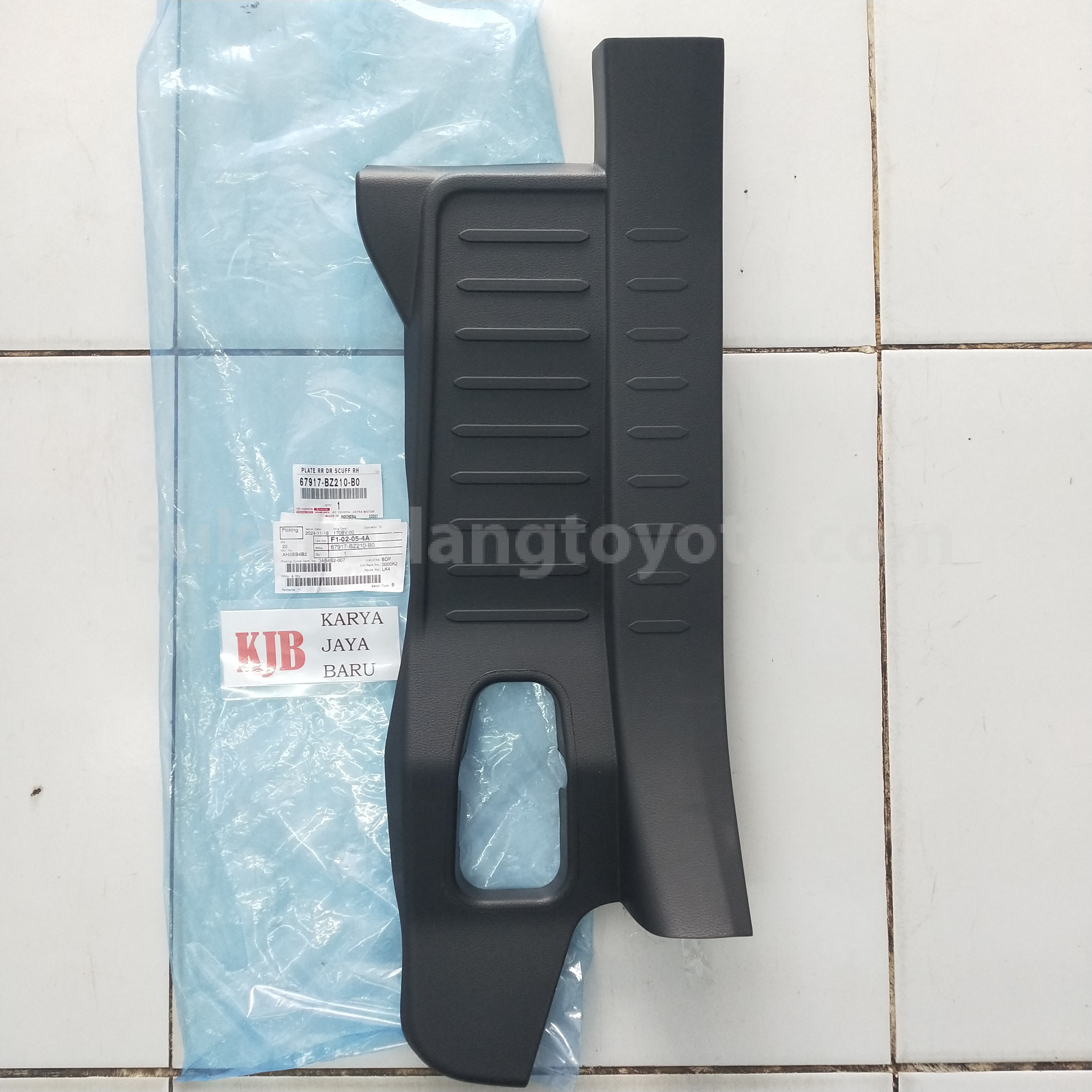 67917BZ210B0 PLATE RR DR SCUFF RH - TOYOTA
