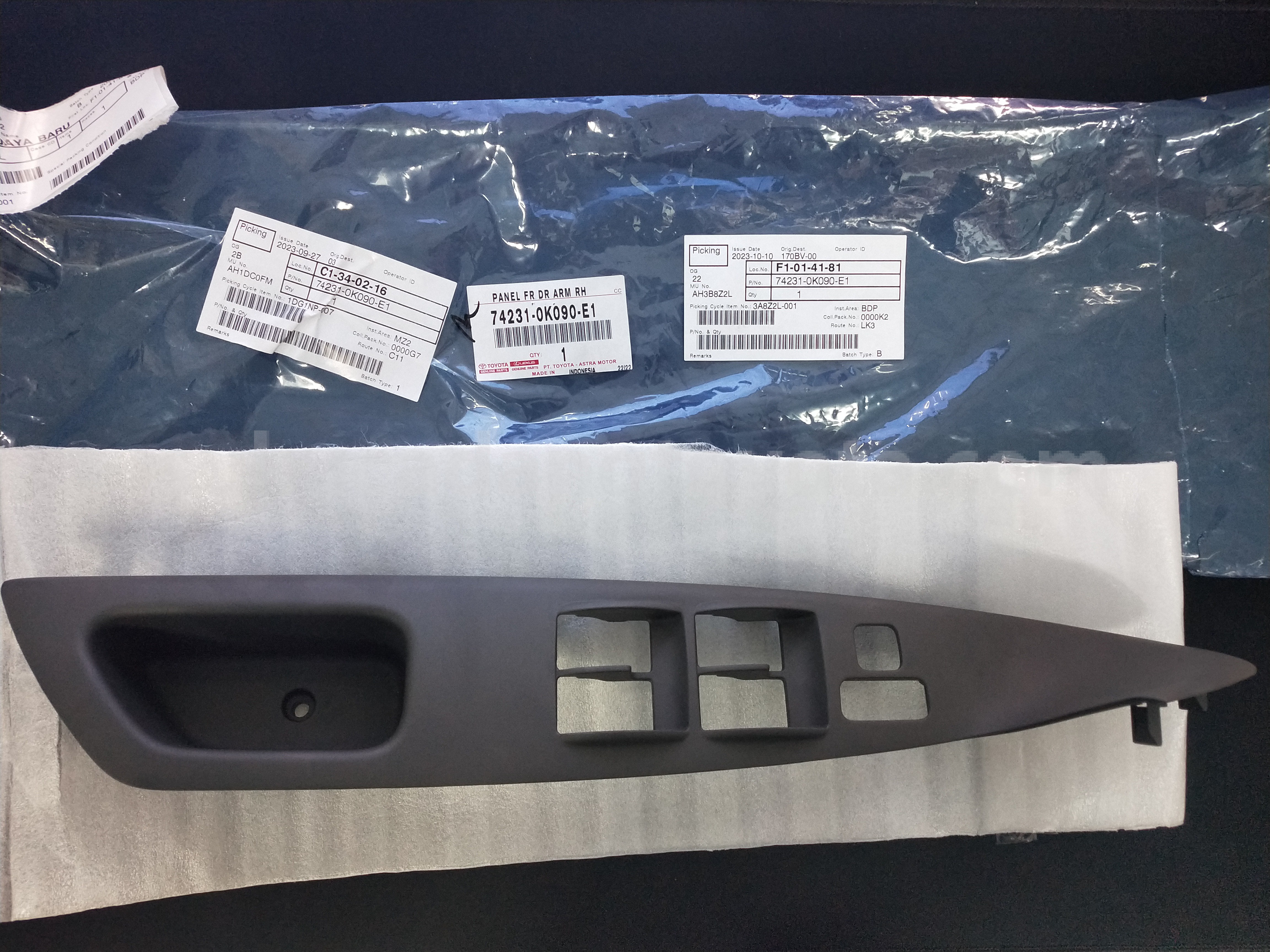 742310K090E1 PANEL FR DR ARM RH - TOYOTA