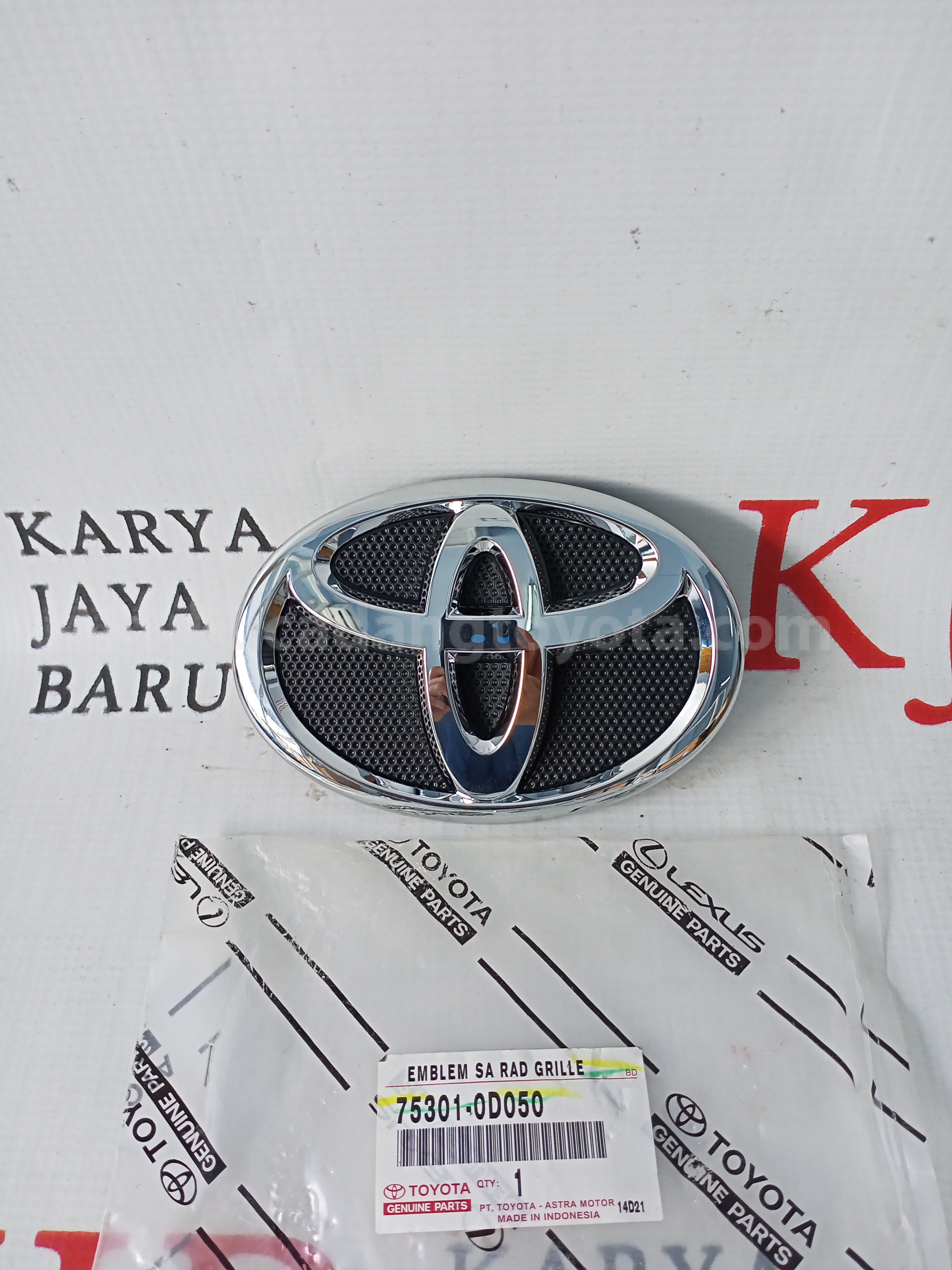 753010D050 EMBLEM SA RAD GRILLE - TOYOTA
