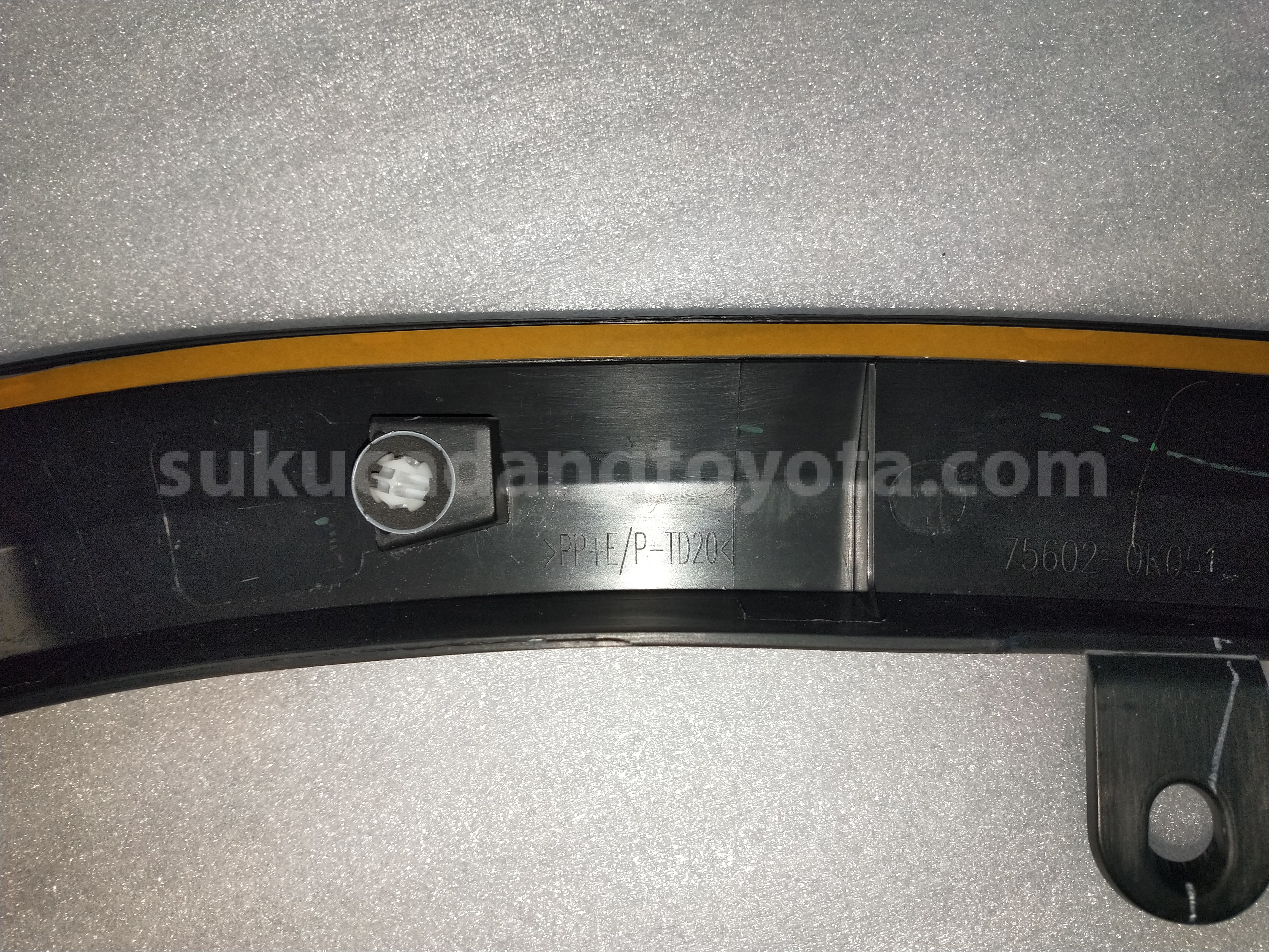 756020K051 MOULDING SA FENDER L - TOYOTA
