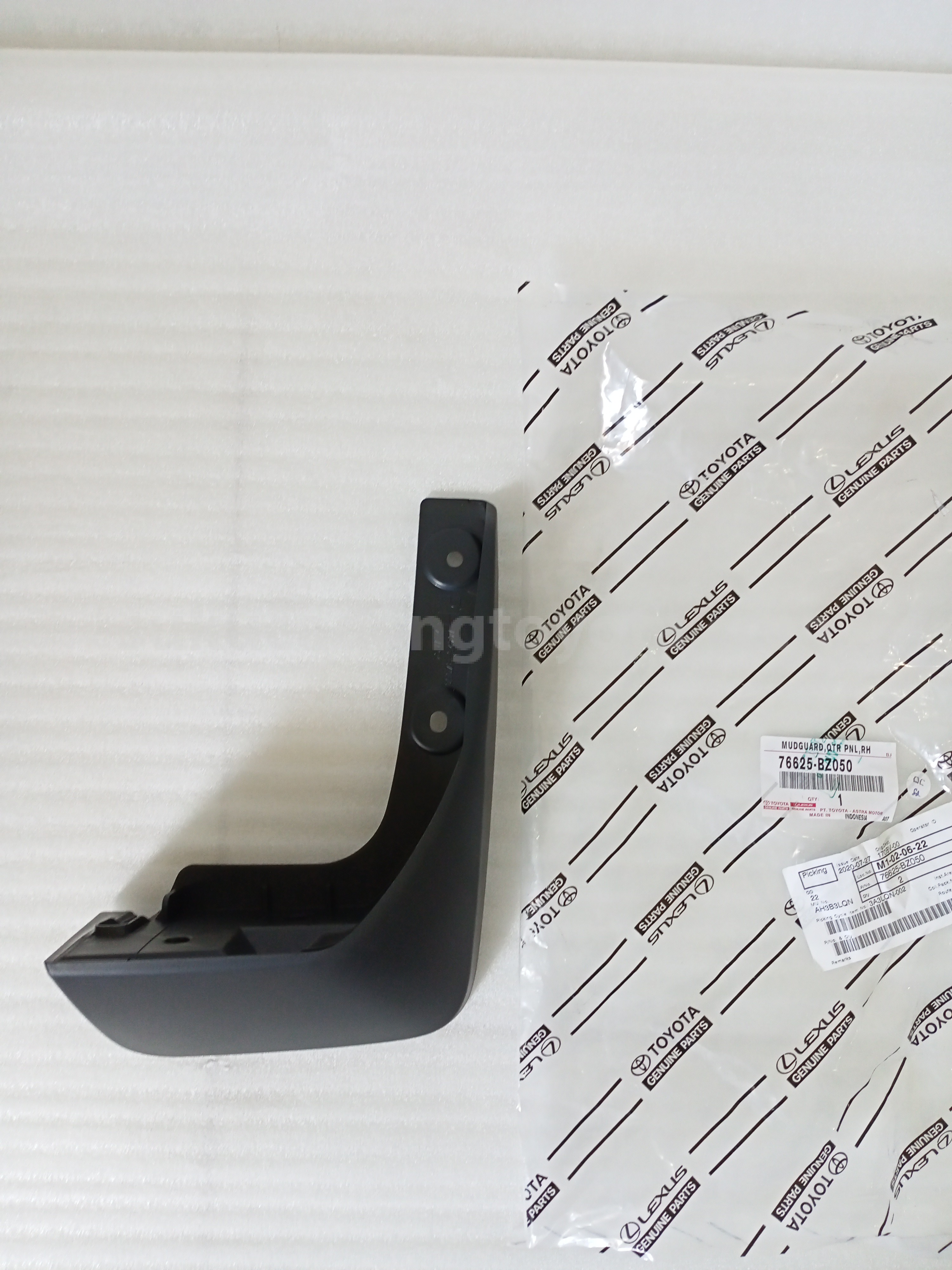 76625BZ050 MUDGUARD,QTR PNL,RH - TOYOTA