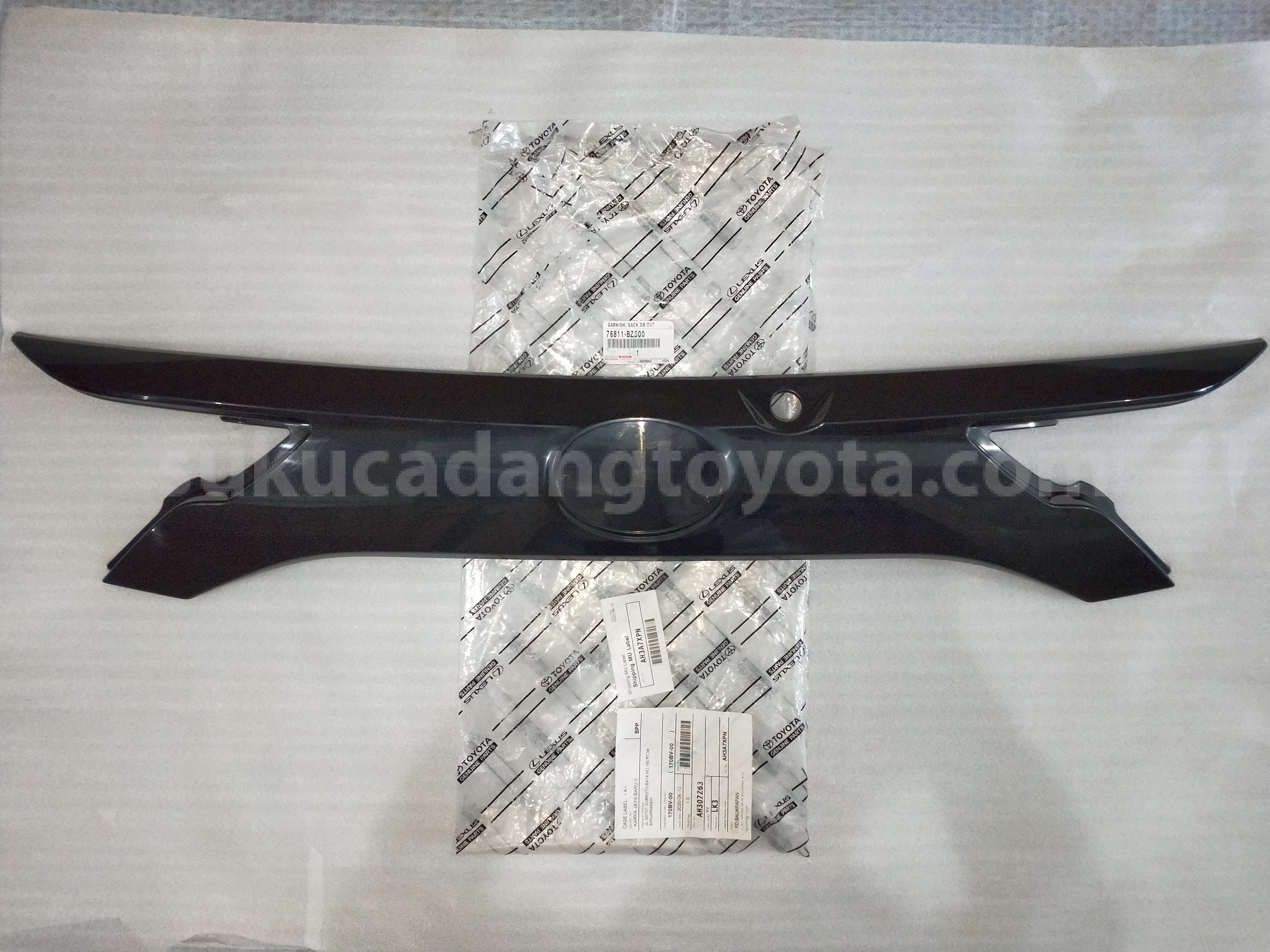 76811BZ500 GARNISH, BACK DR OUT - TOYOTA
