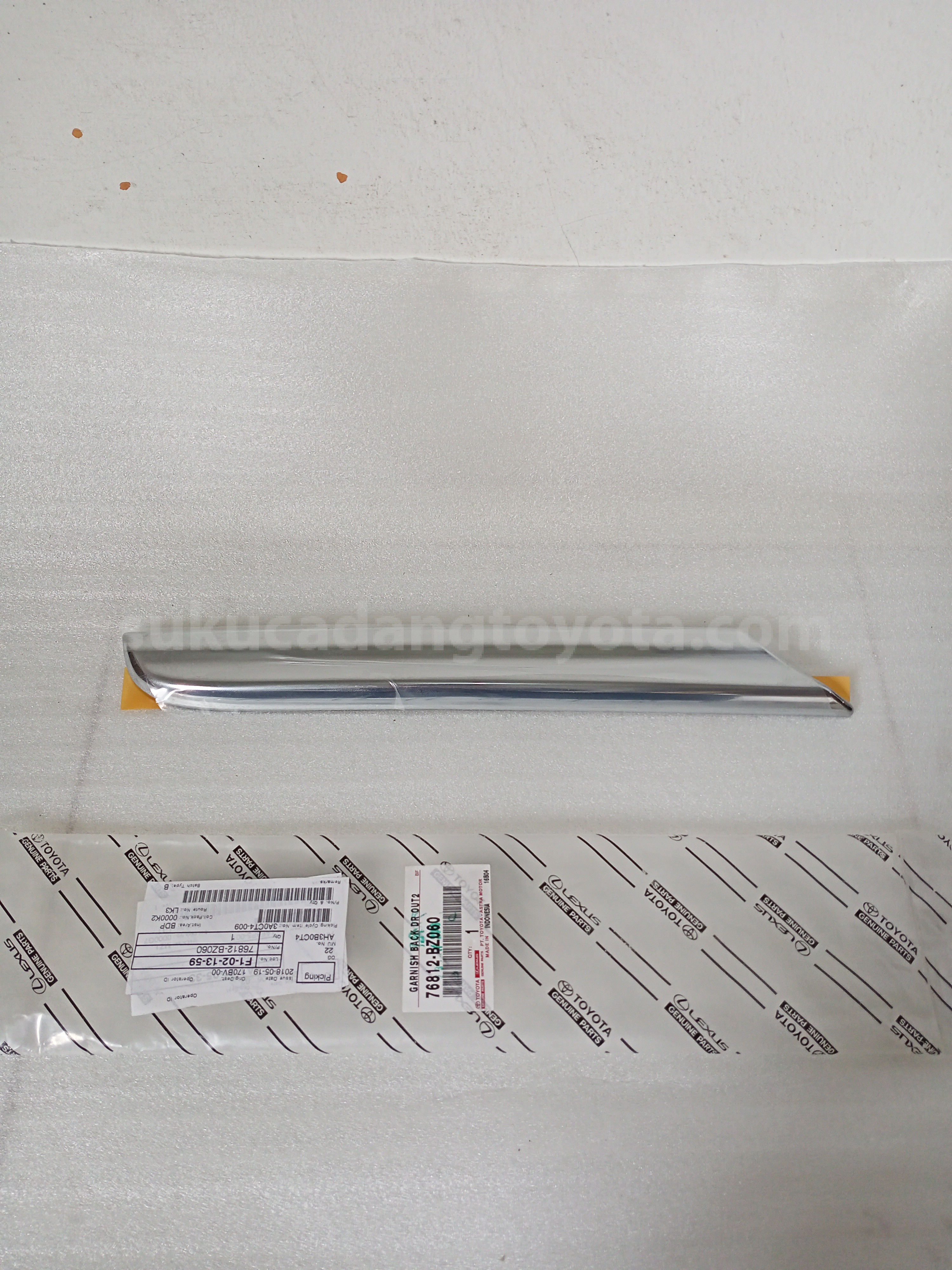 76812BZ060 GARNISH BACK DR OUT2 - TOYOTA