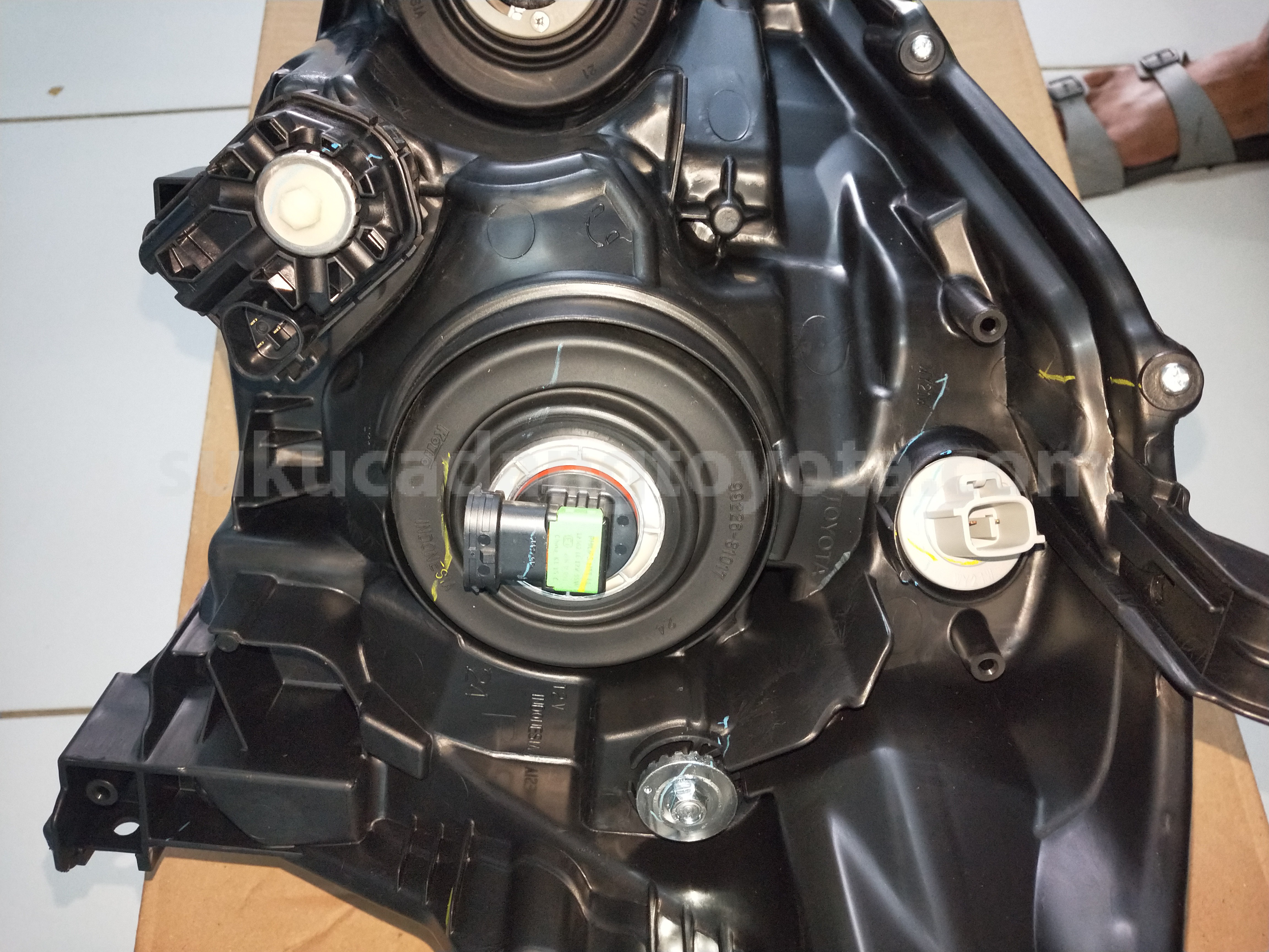 811100DB50 HEADLAMP ASSY, RH - TOYOTA