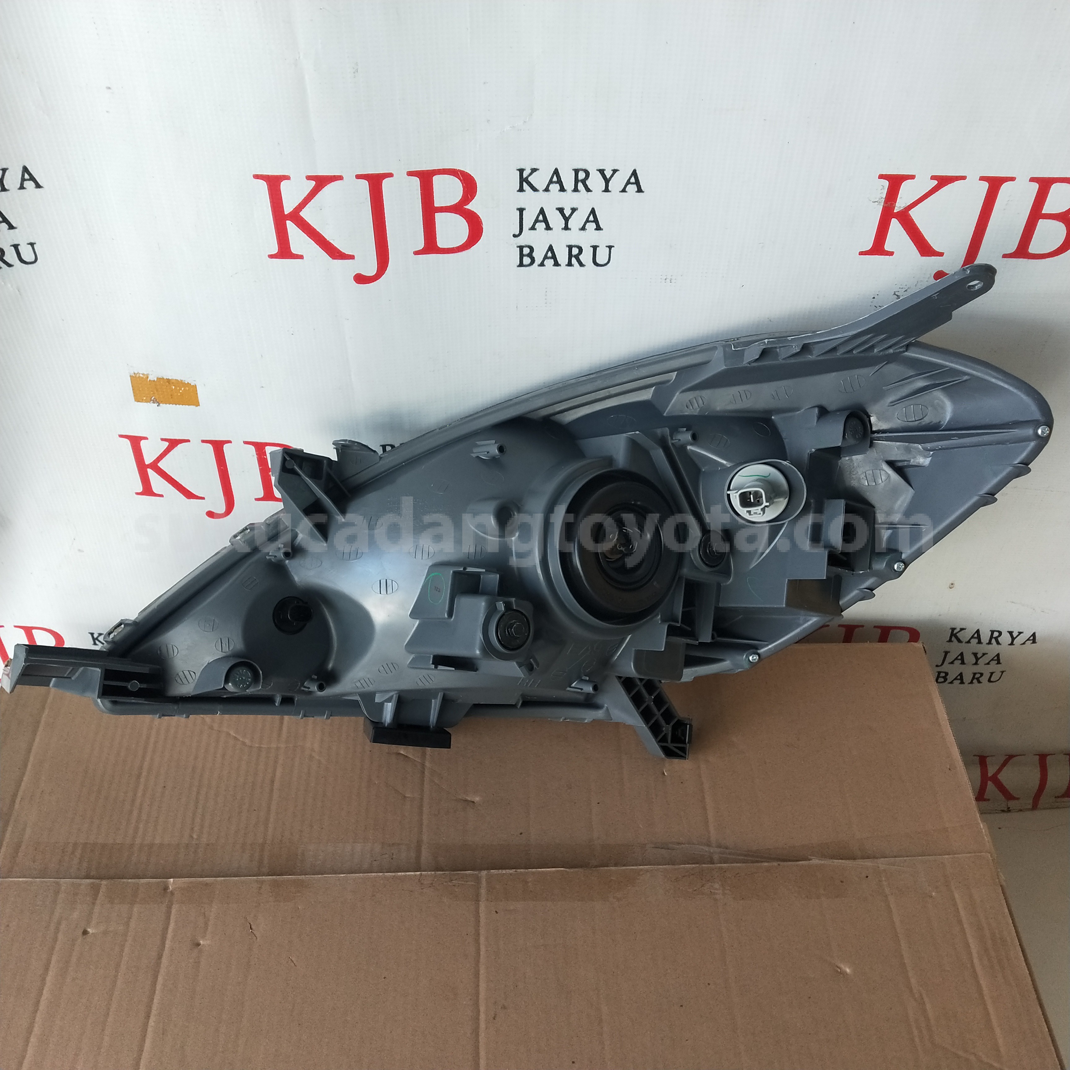 811100K130 HEADLAMP ASSY, RH - TOYOTA