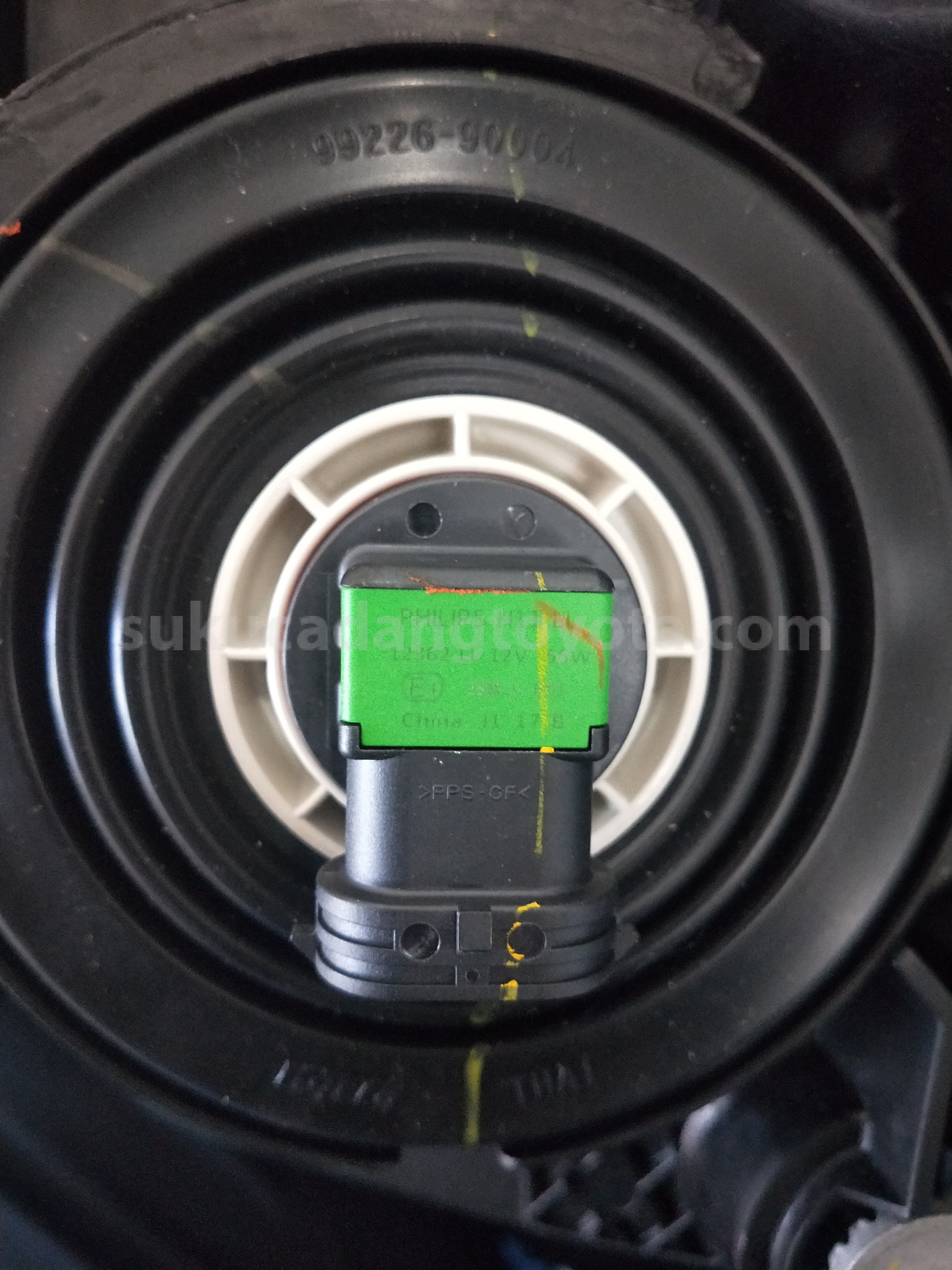 811100K460 HEADLAMP ASSY, RH - TOYOTA
