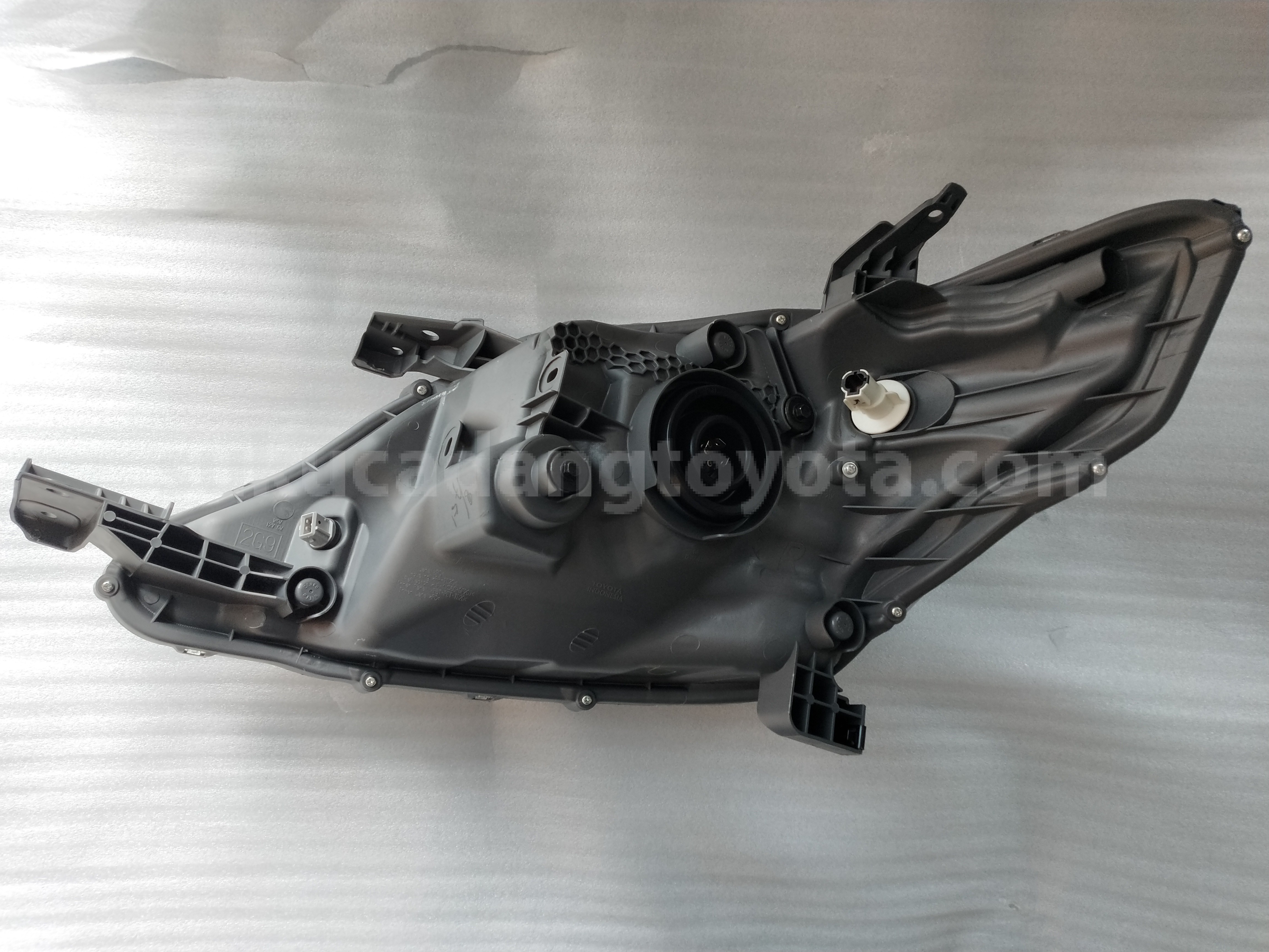 811100K520 HEADLAMP ASSY, RH - TOYOTA