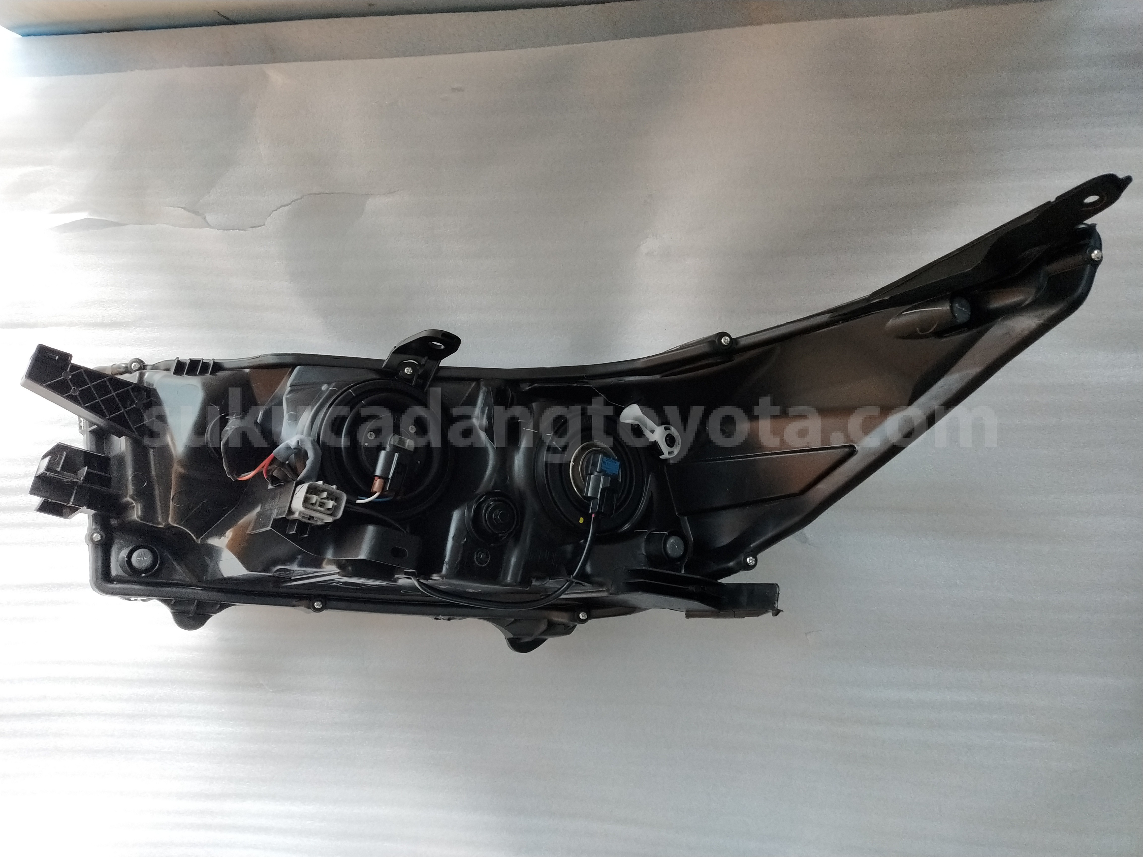 811100K580 HEADLAMP ASSY, RH - TOYOTA