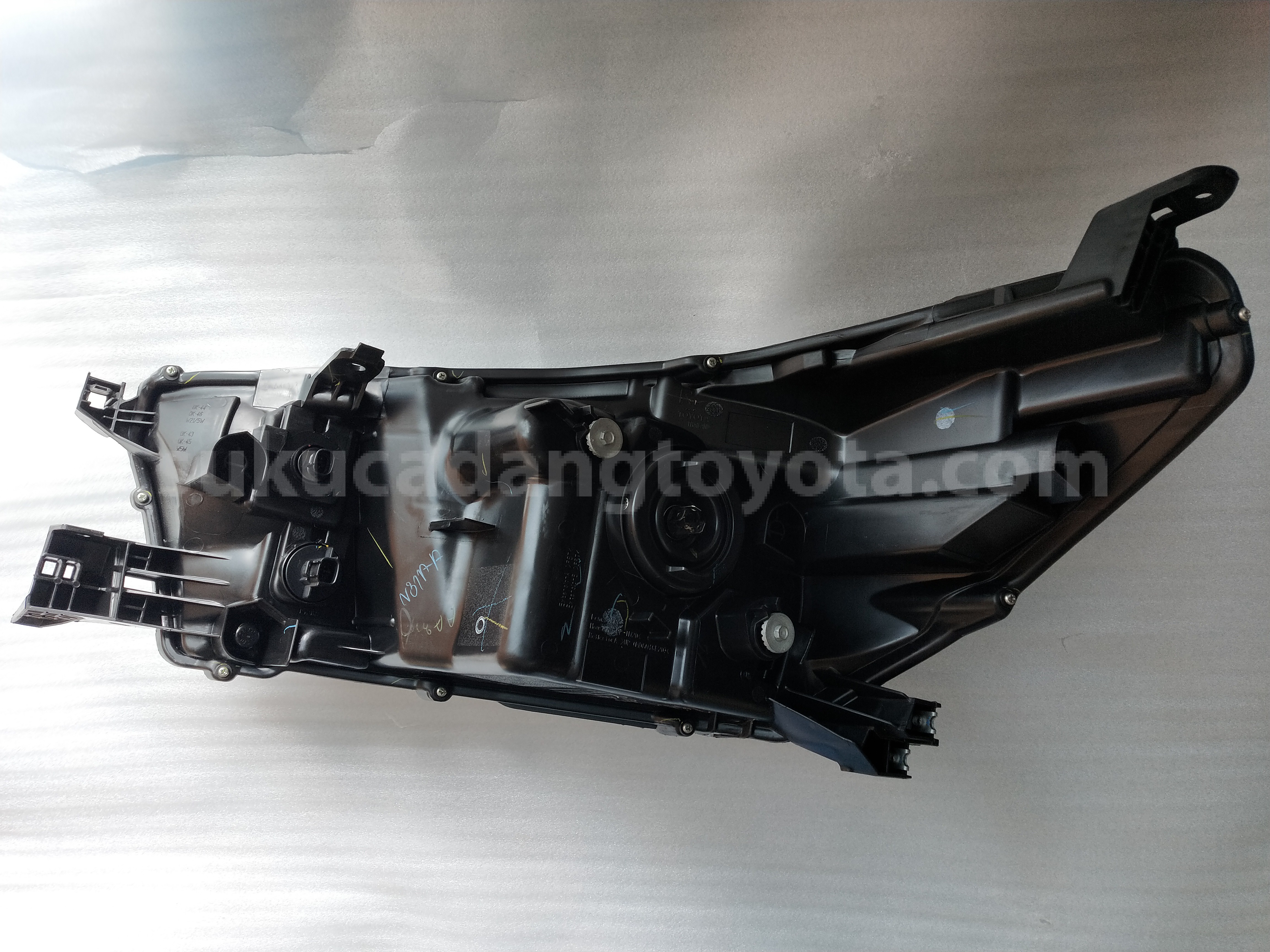 811100K652 HEADLAMP ASSY, RH - TOYOTA