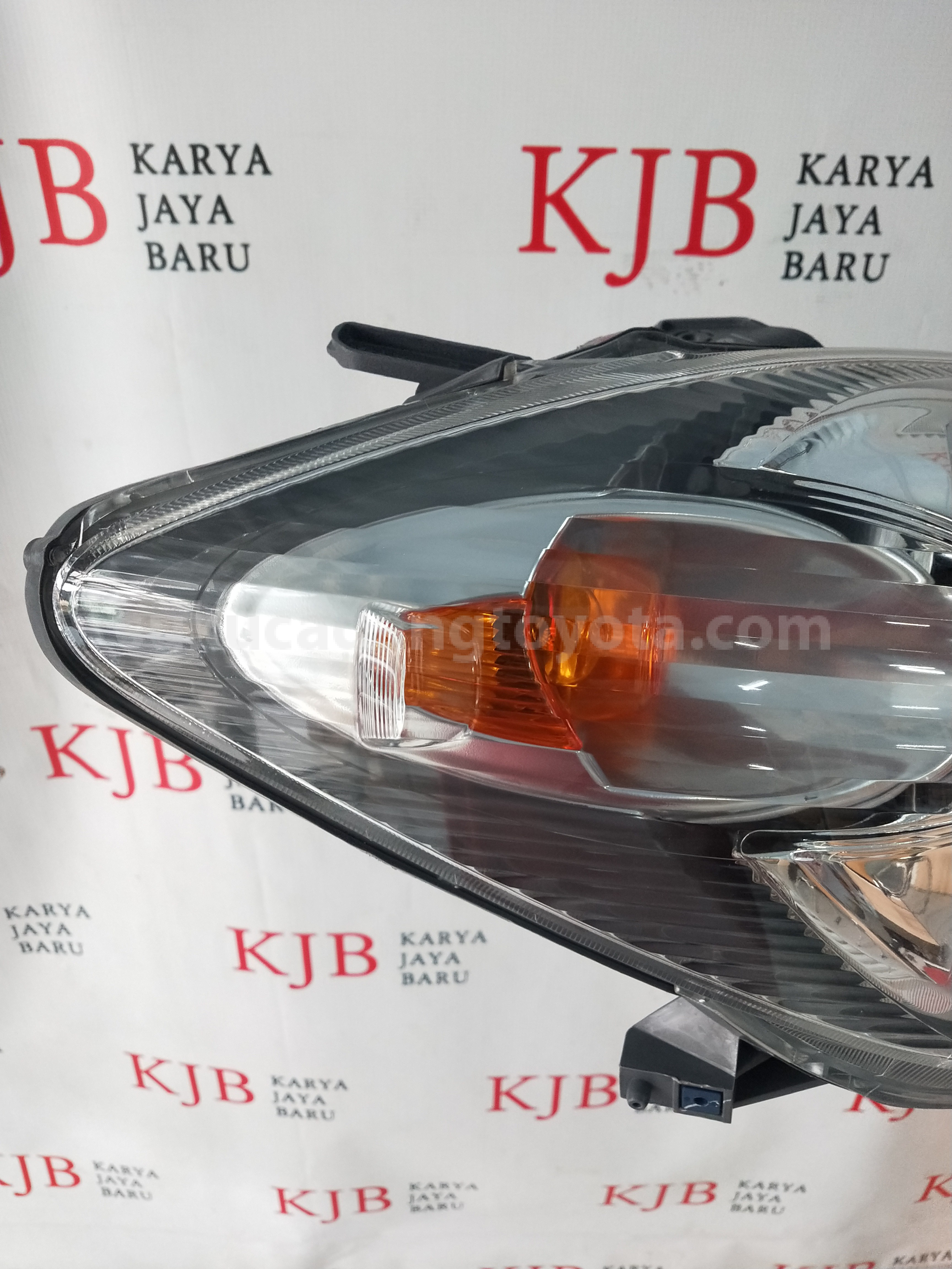 81110BZ010 HEADLAMP, ASSY, RH - TOYOTA