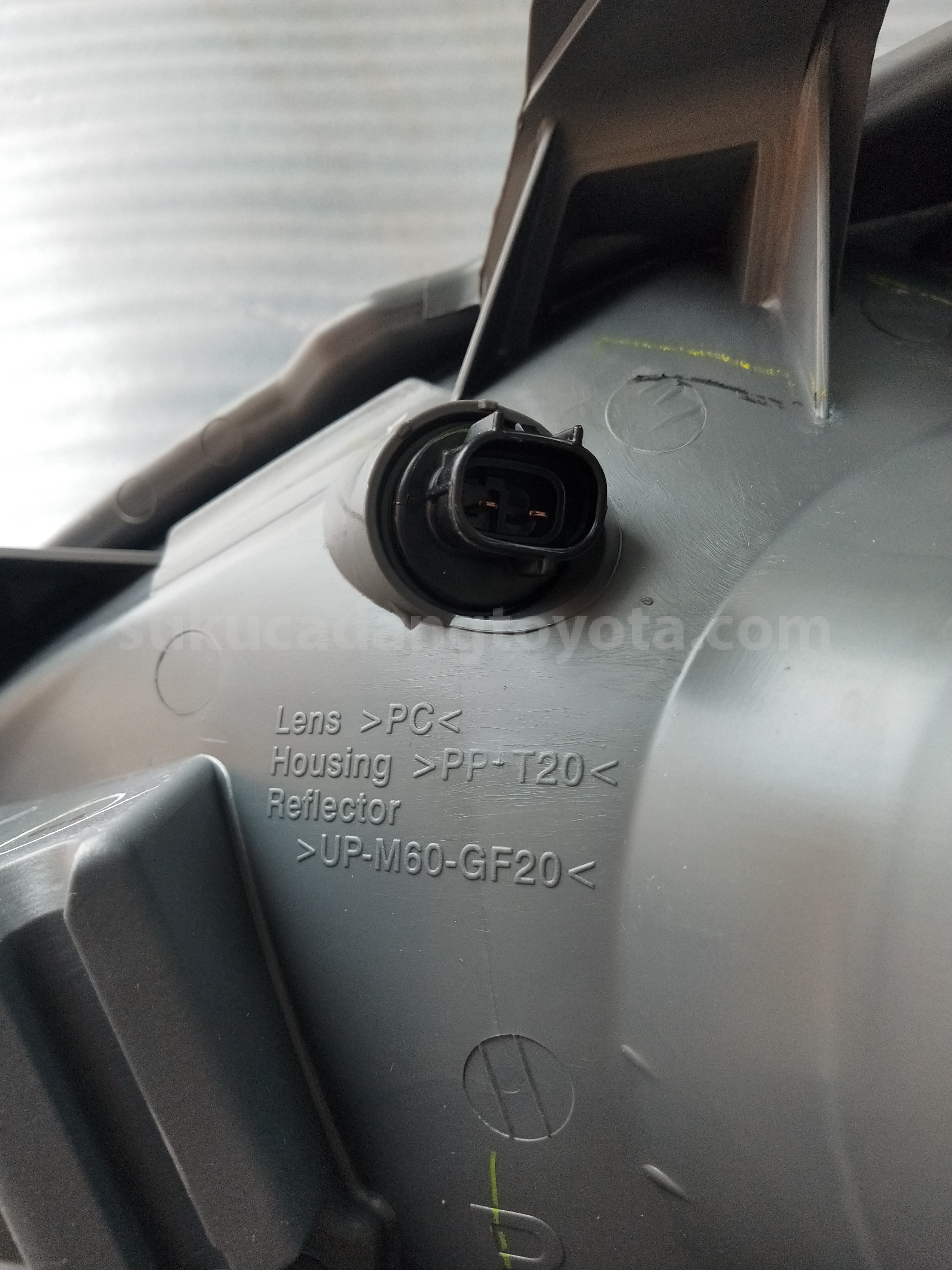 81110BZ050 HEADLAMP A/S, RH - TOYOTA