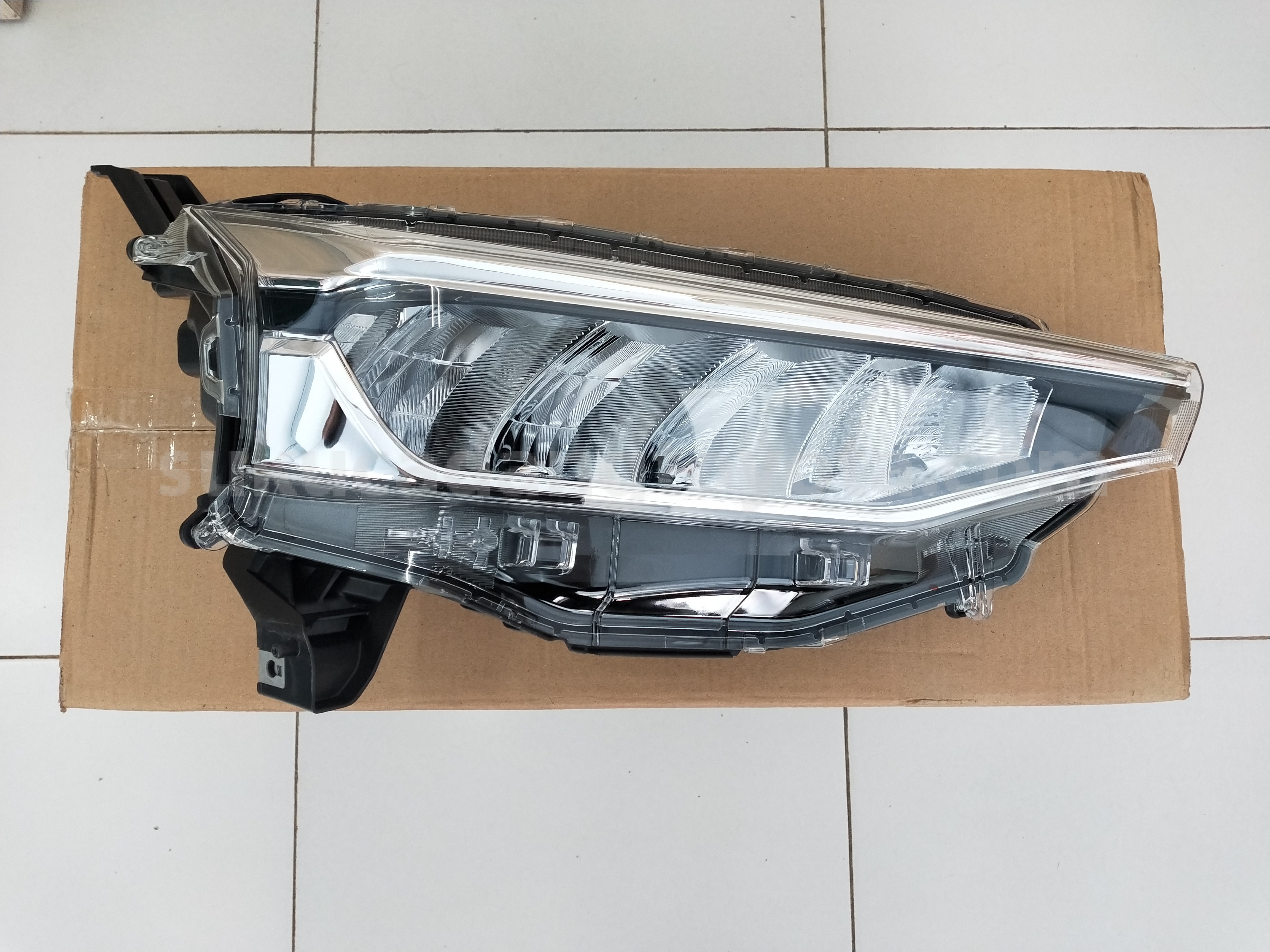 81110BZ880 HEADLAMP ASSY, RH - TOYOTA