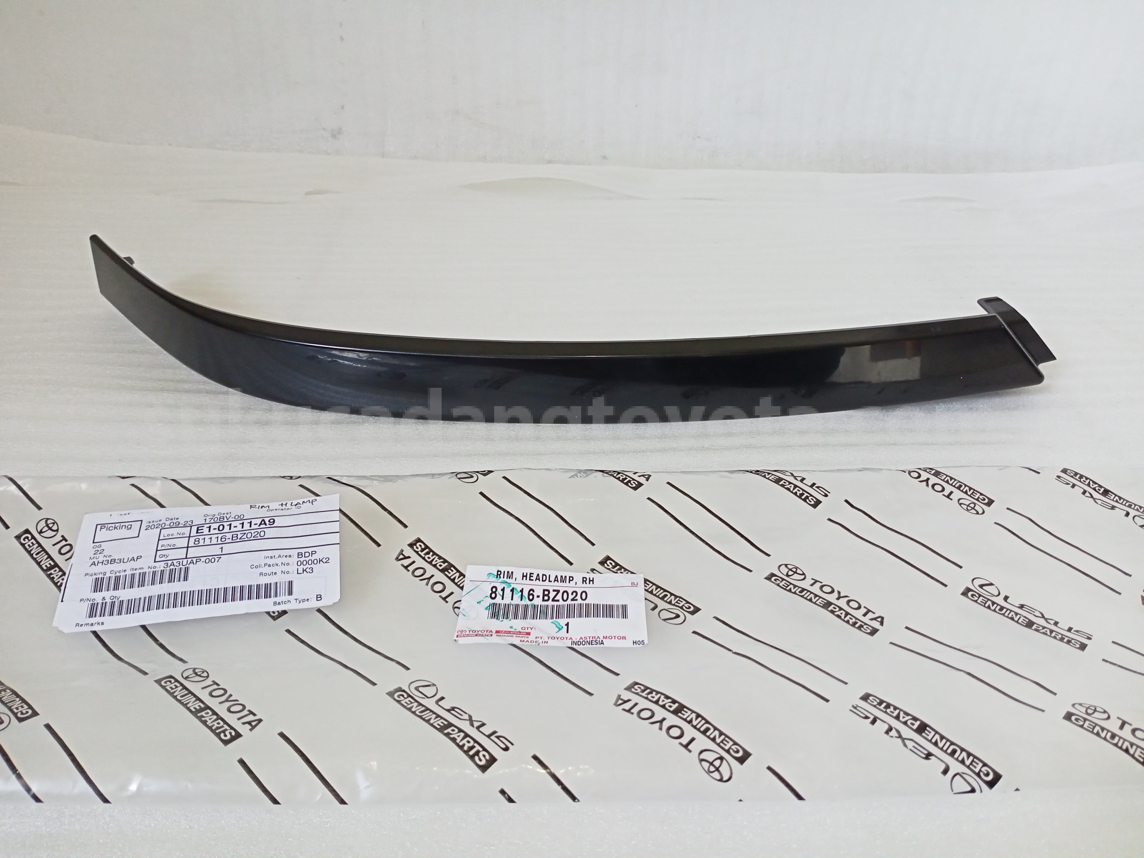 81116BZ020 RIM, HEADLAMP, RH - TOYOTA