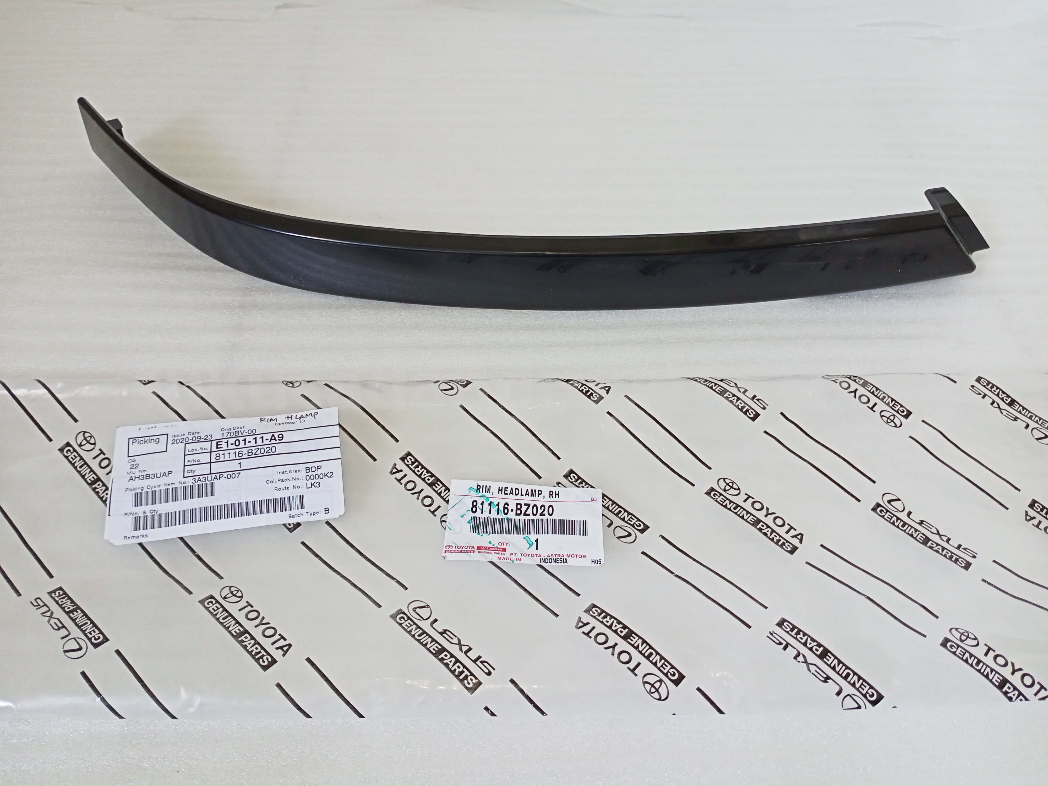81116BZ020 RIM, HEADLAMP, RH - TOYOTA