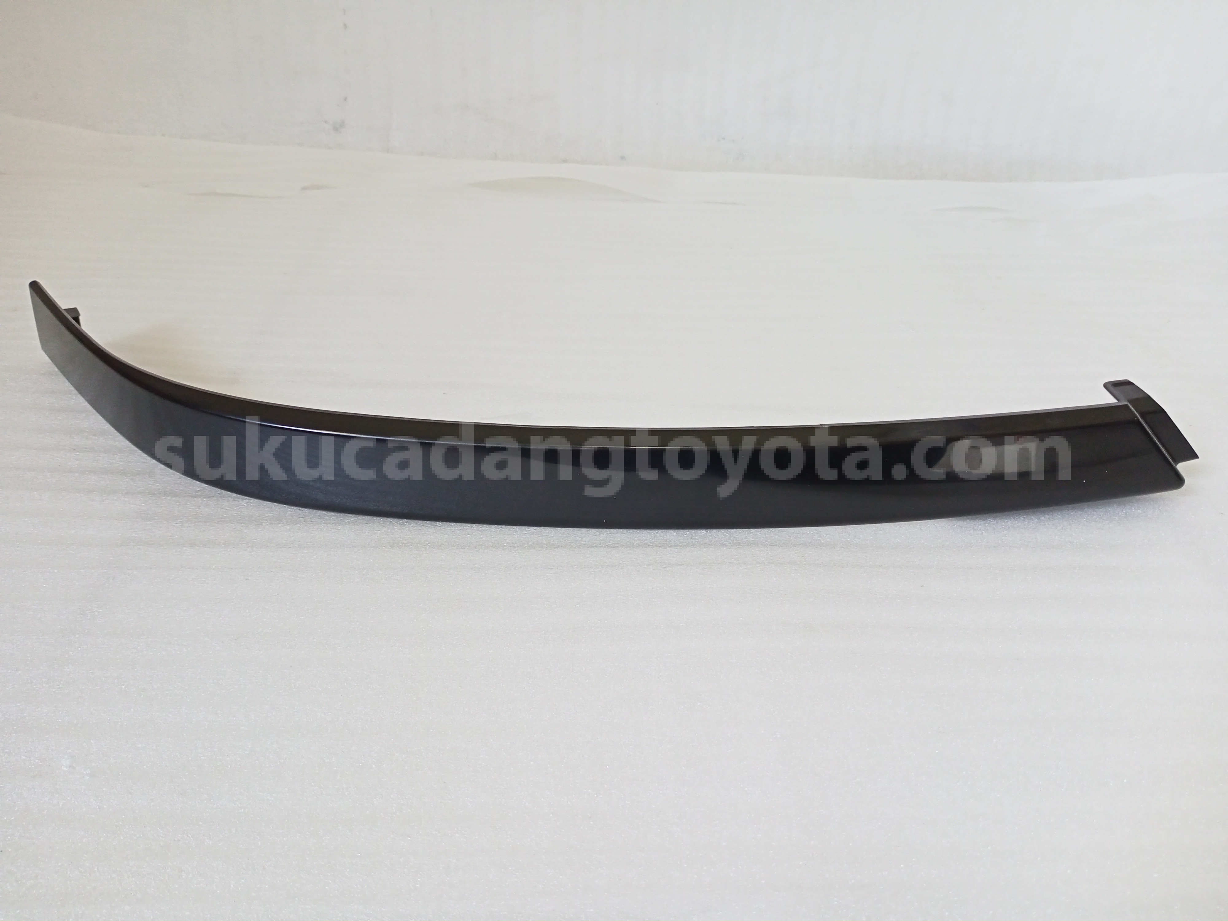 81116BZ020 RIM, HEADLAMP, RH - TOYOTA