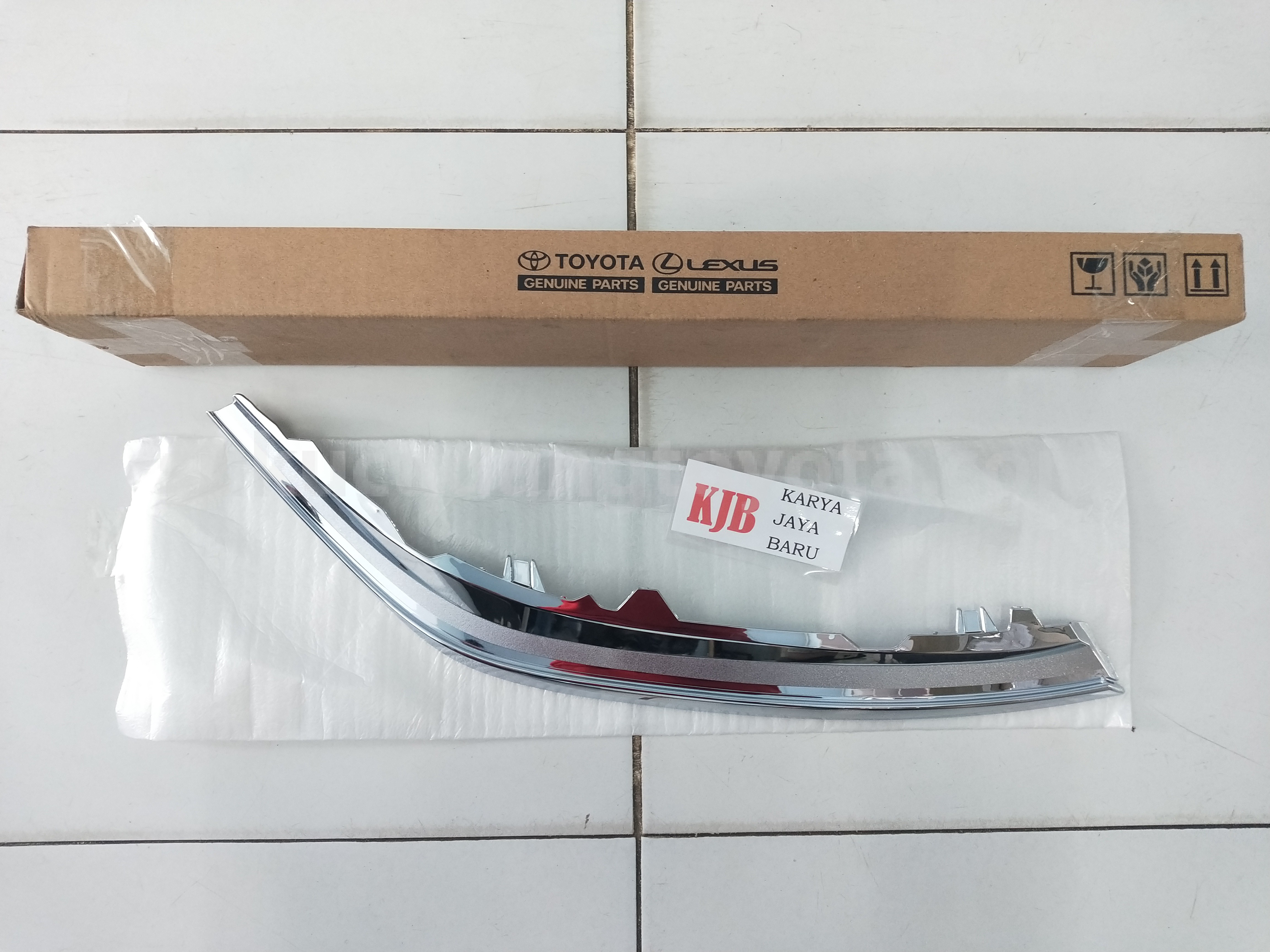 81116BZ030 RIM, HEADLAMP, RH - TOYOTA