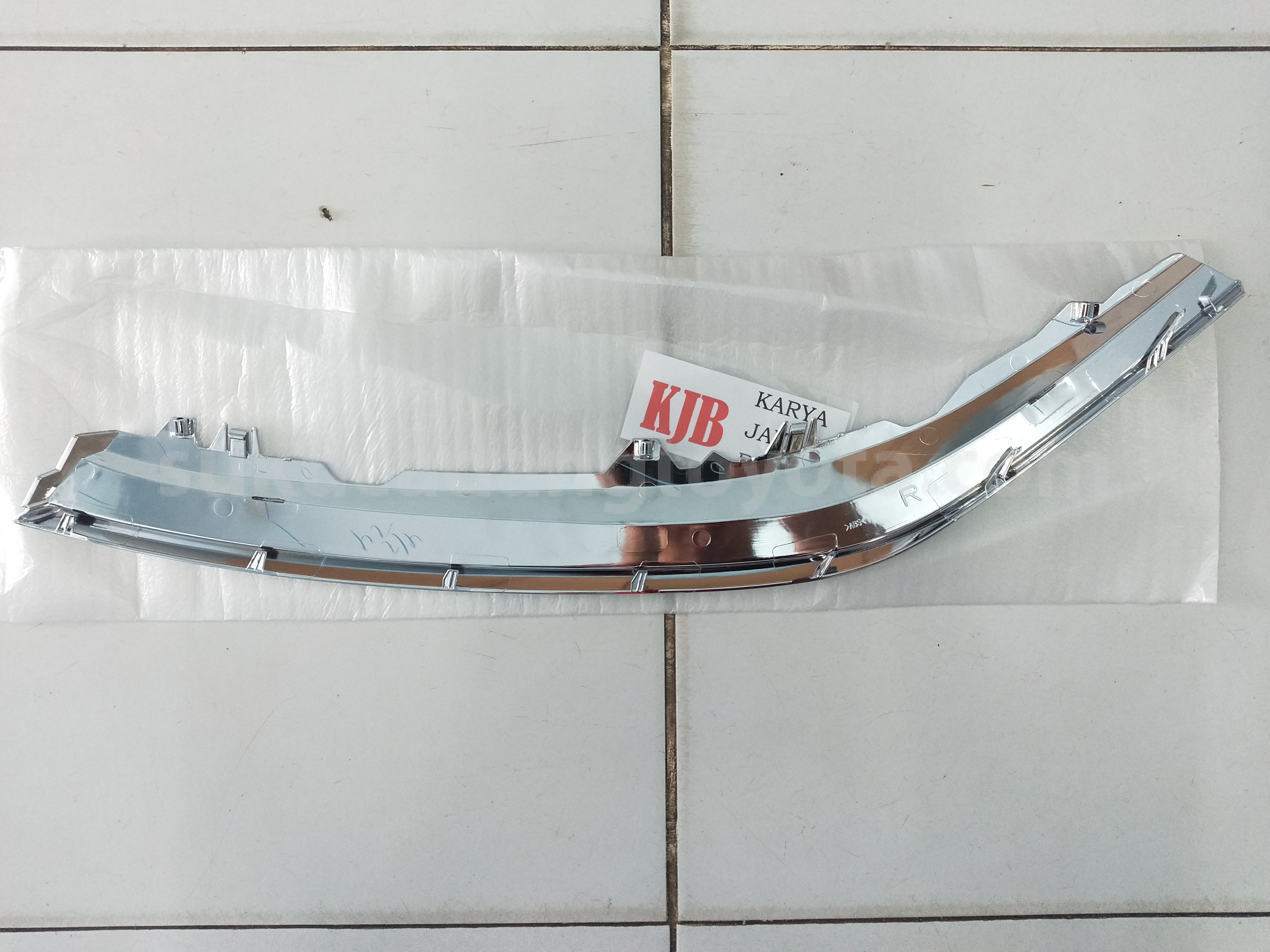81116BZ030 RIM, HEADLAMP, RH - TOYOTA