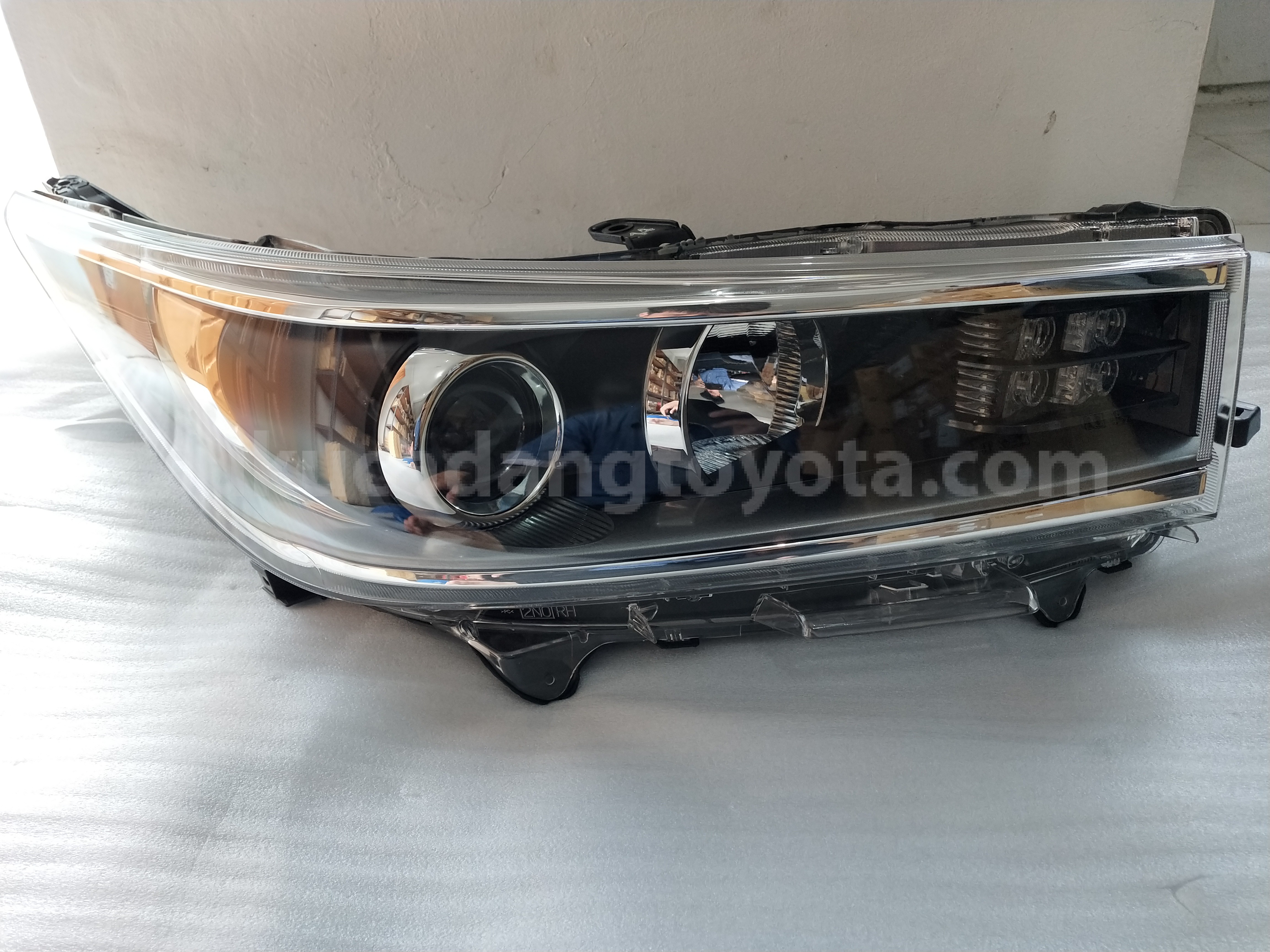 811300K591 UNIT A/S HEADLAMP RH - TOYOTA