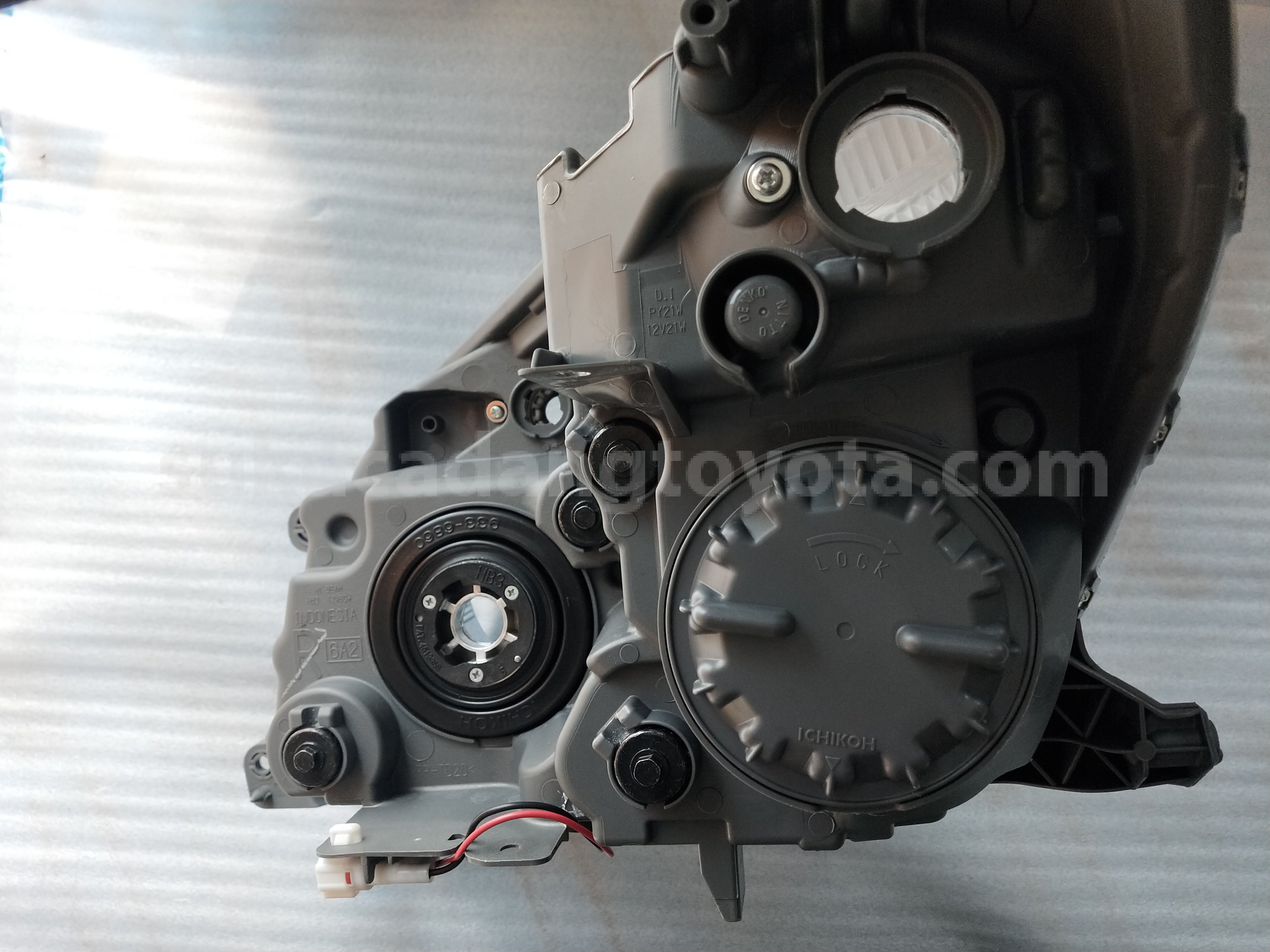 81130BZ200 HOUSING AS H/LAMP RH - TOYOTA