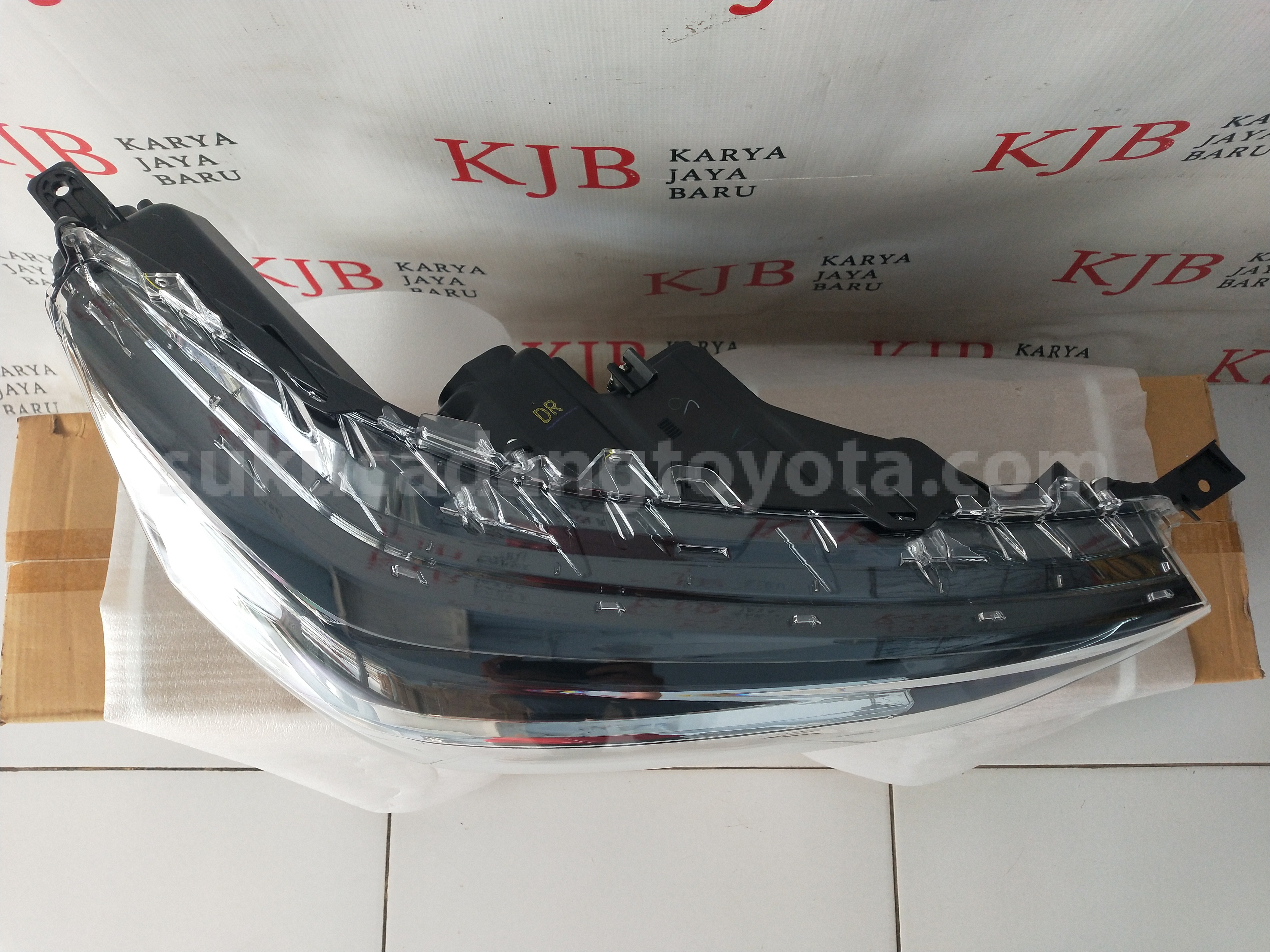 81140BZ010 UNIT AS HEADLAMP B R - TOYOTA