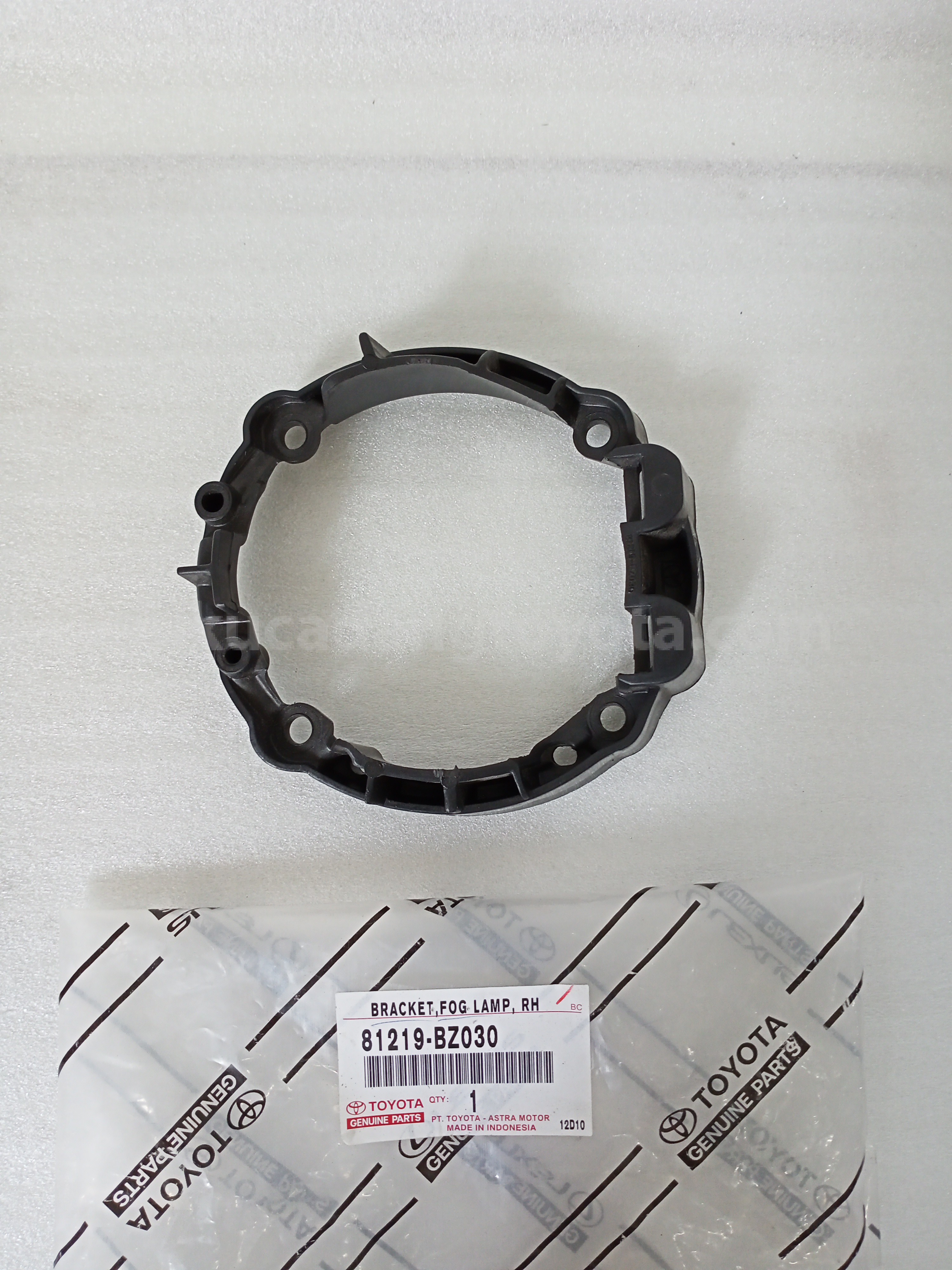 81219BZ030 BRACKET,FOG LAMP, RH - TOYOTA