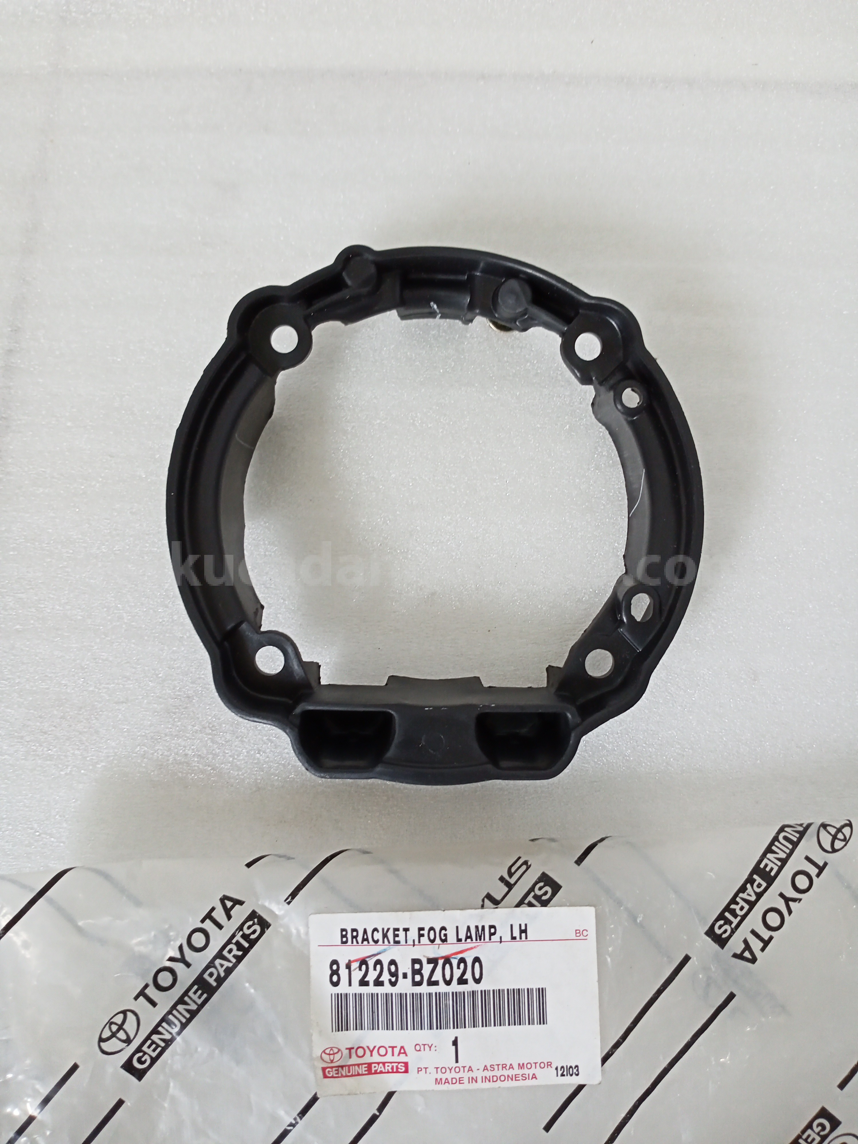 81229BZ020 BRACKET,FOG LAMP, LH - TOYOTA