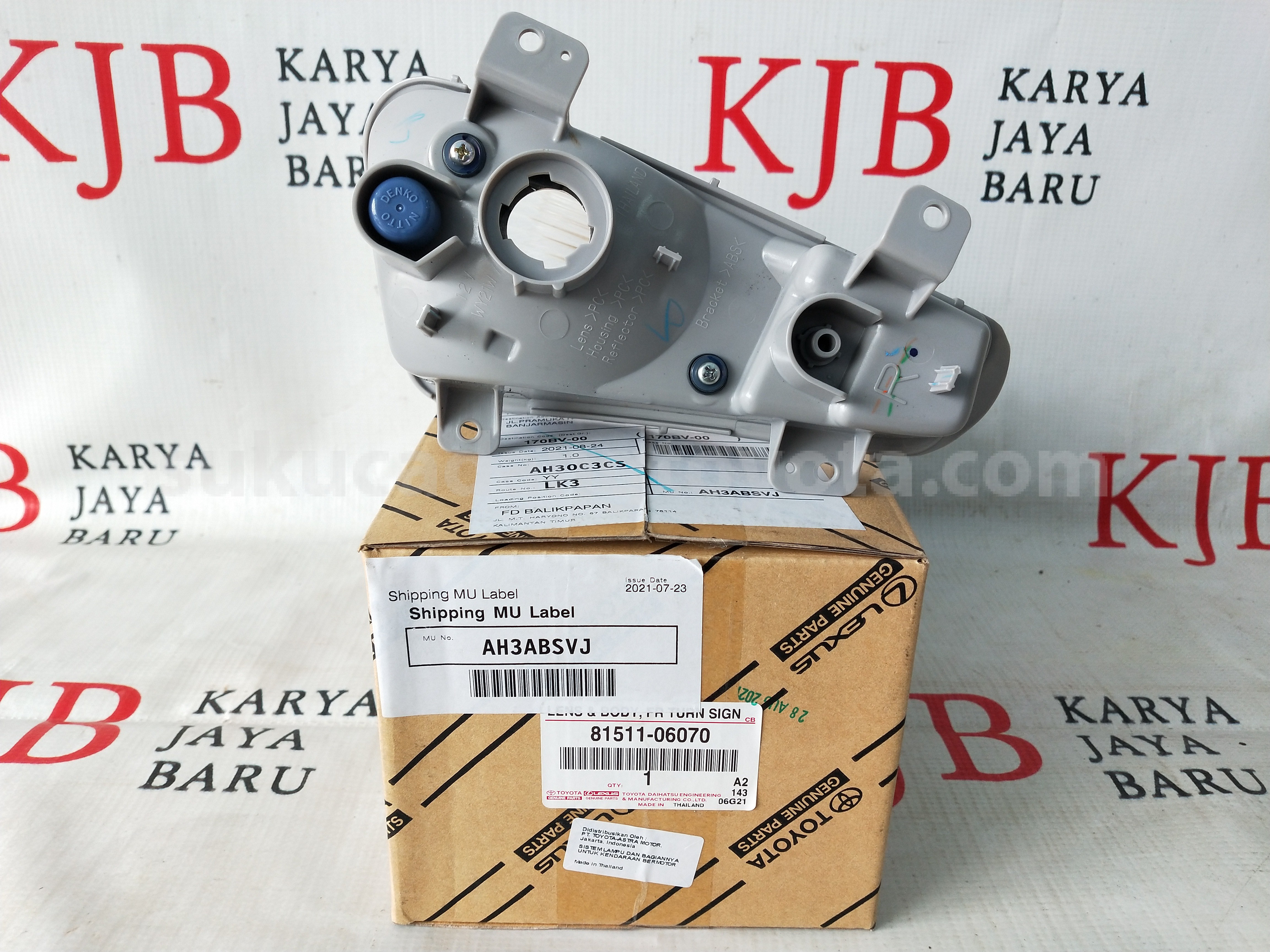 8151106070 LENS & BODY, FR TURN - TOYOTA