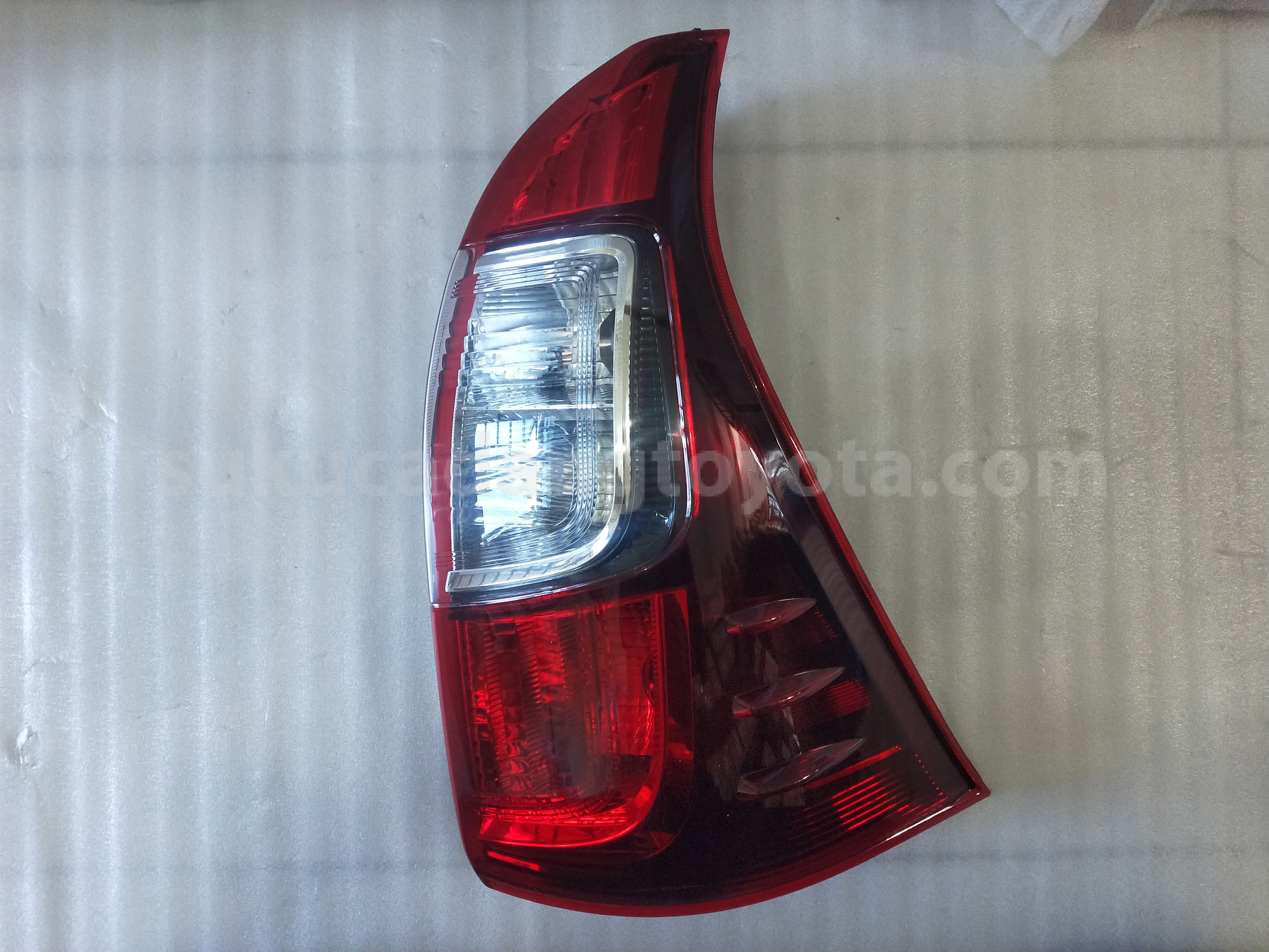 81551BZ250 LENS&BODY RR COMBI R - TOYOTA