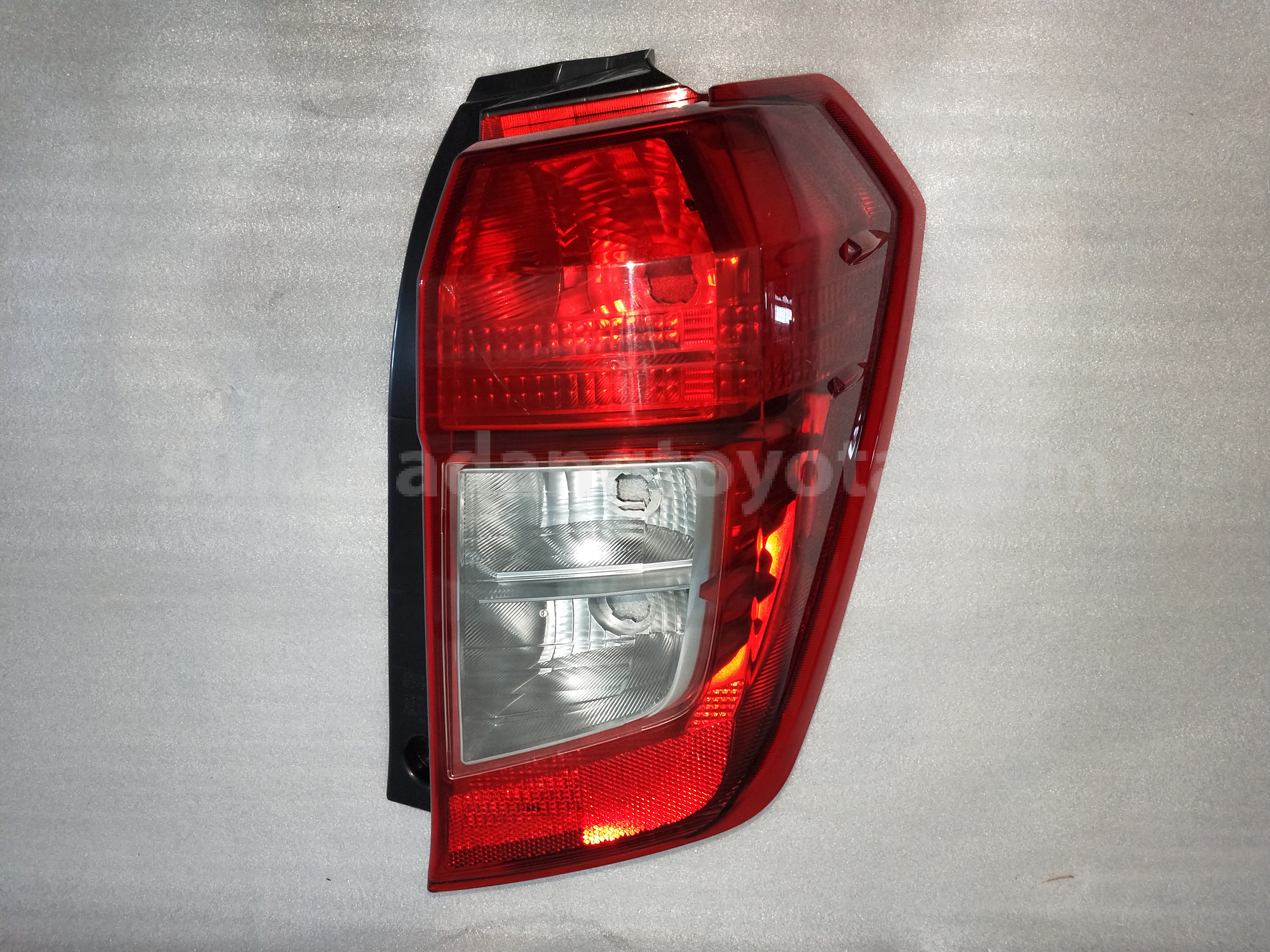 81551BZ260 LENS&BODY RR COMBI R - TOYOTA