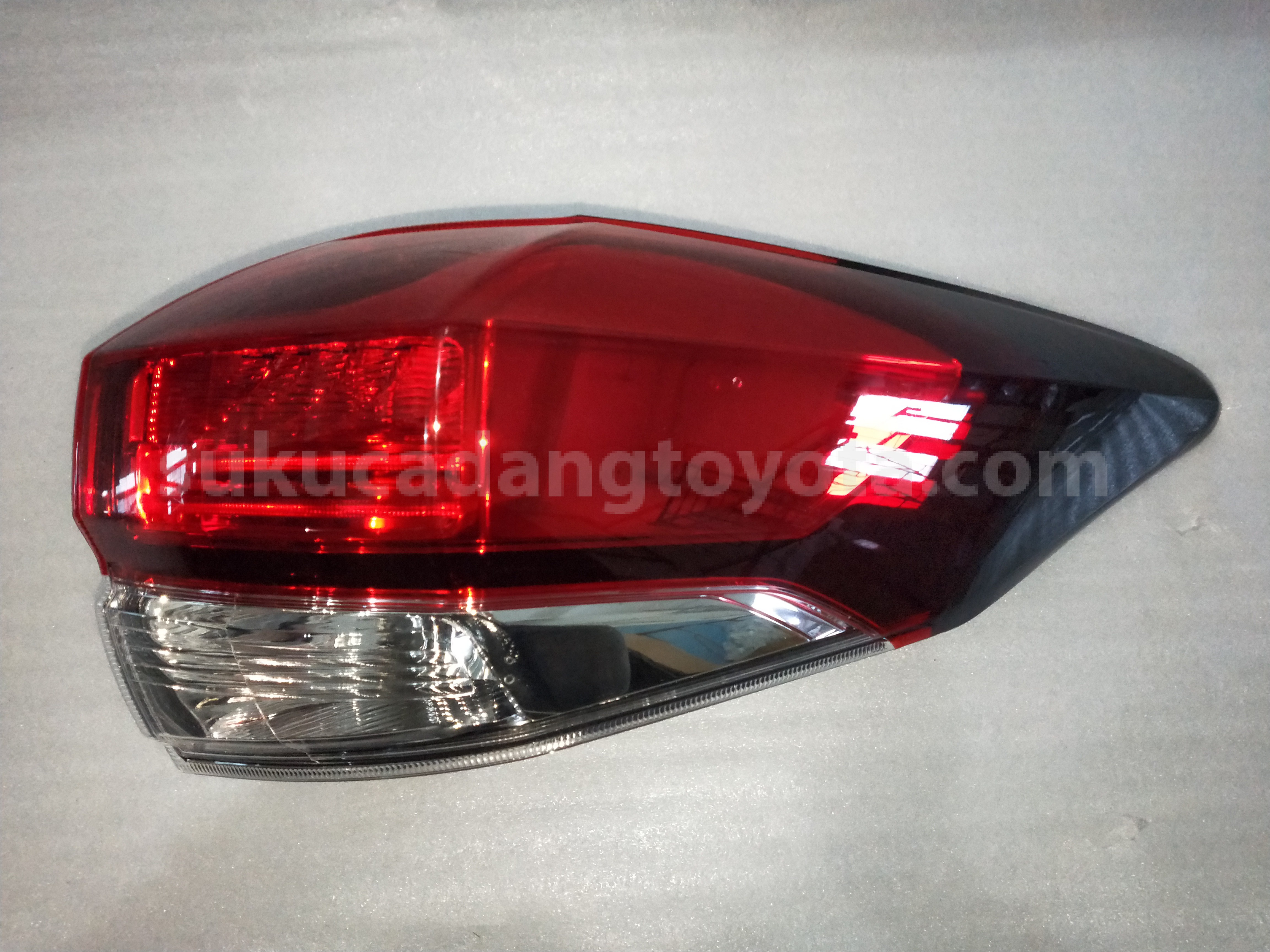 81551BZ320 LENS&BODY RR COMBI R - TOYOTA
