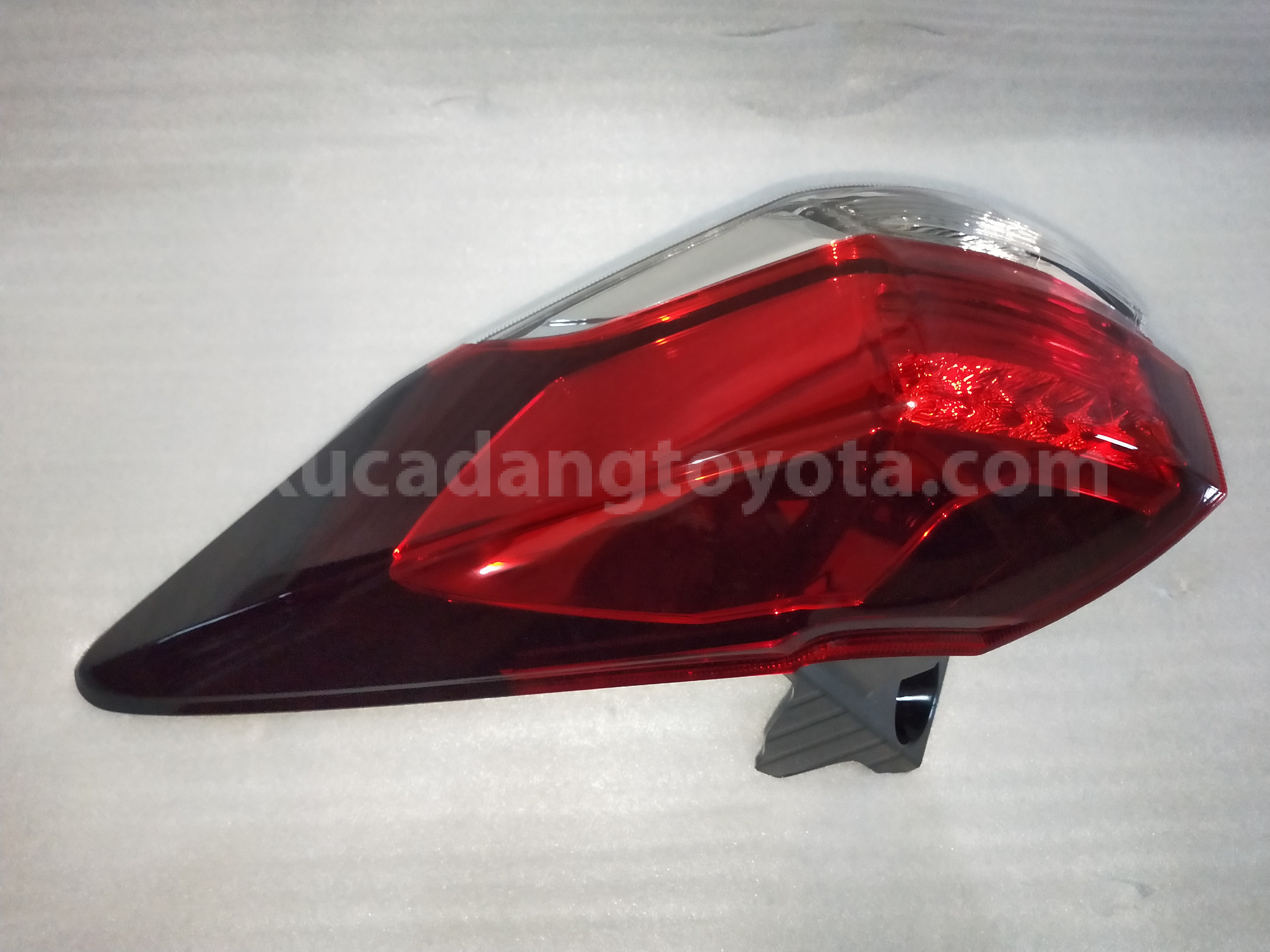 81551BZ320 LENS&BODY RR COMBI R - TOYOTA
