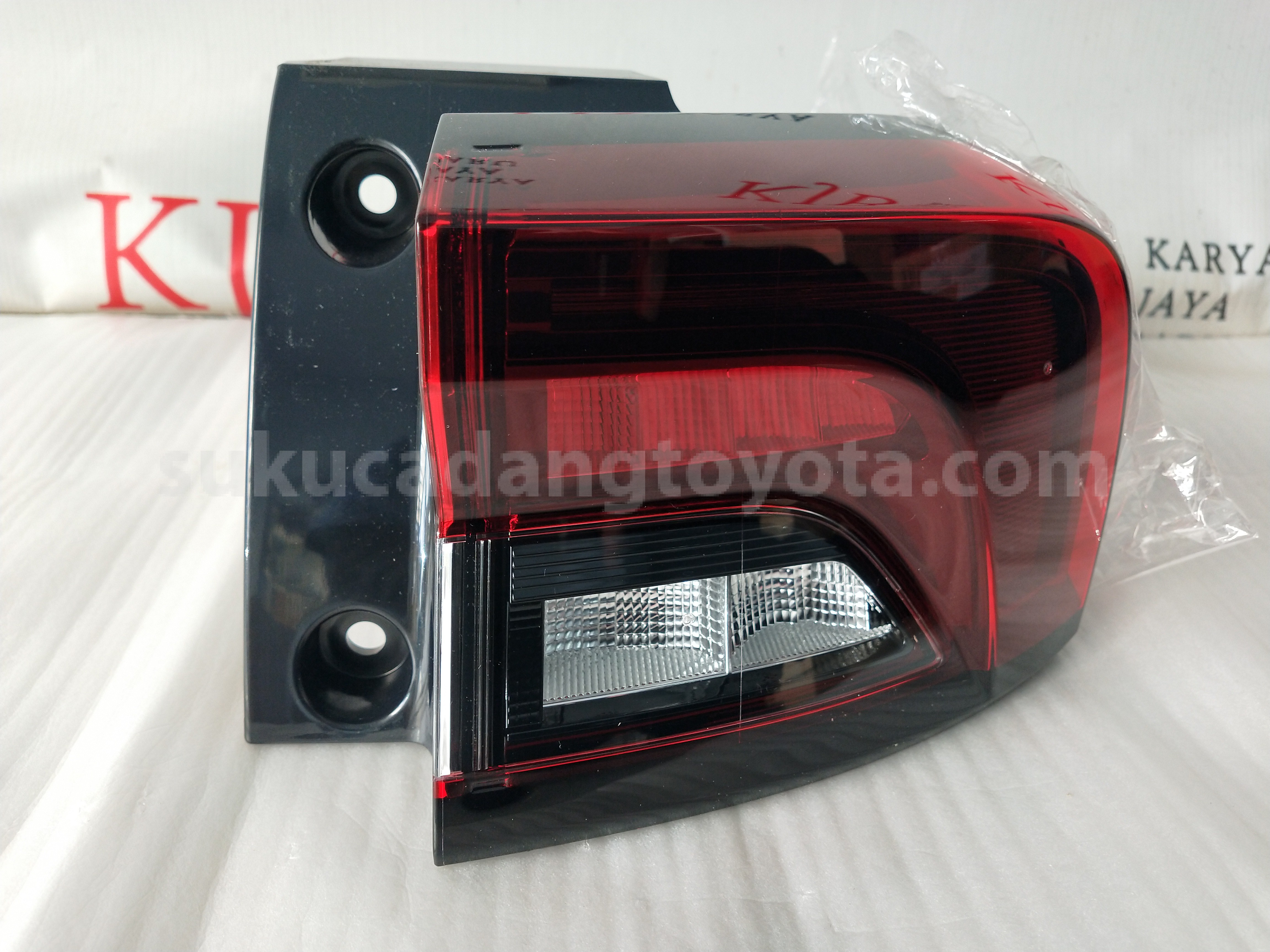 81551BZ460 LENS&BODY RR COMBI R - TOYOTA