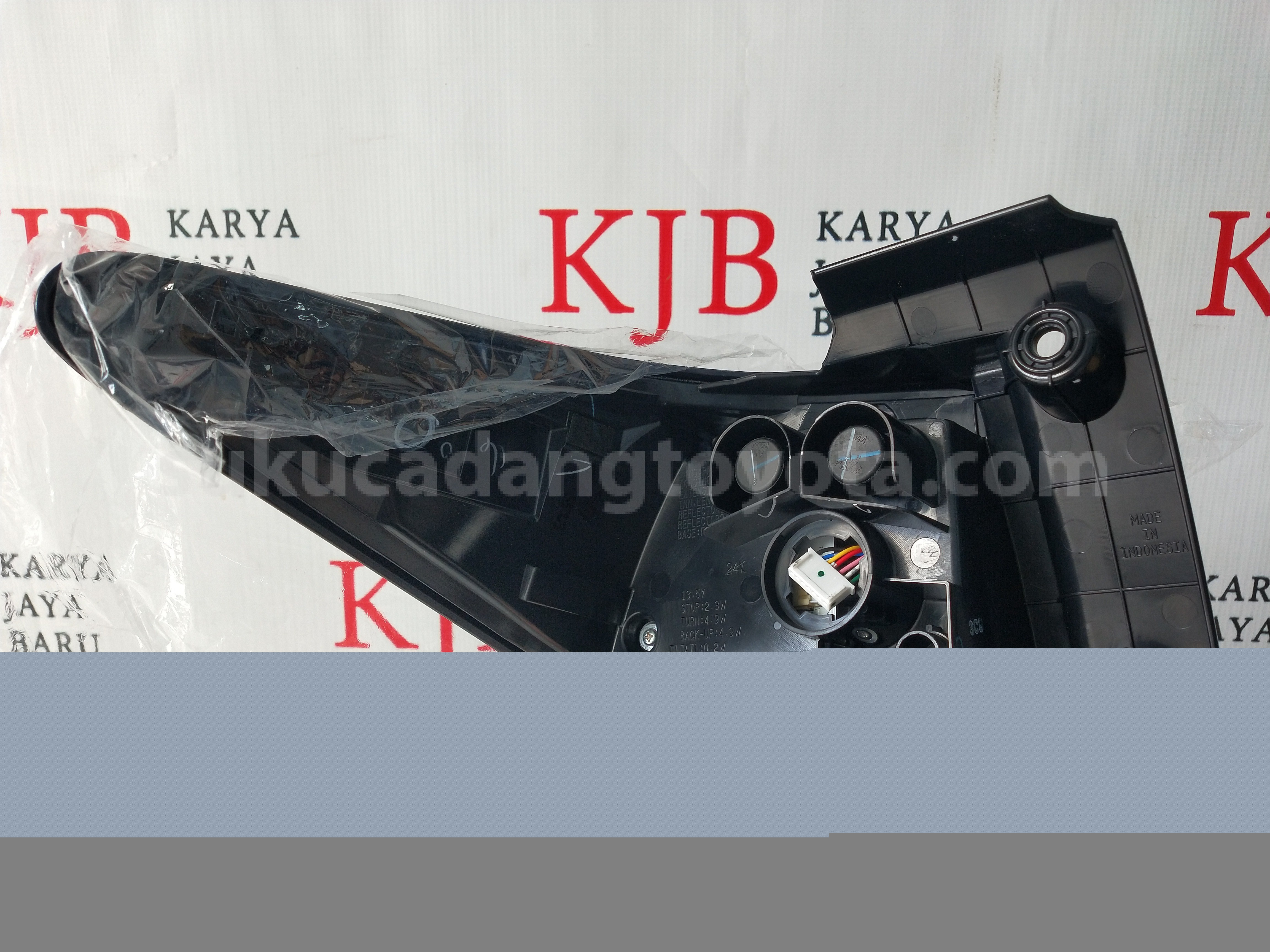 81551BZ460 LENS&BODY RR COMBI R - TOYOTA