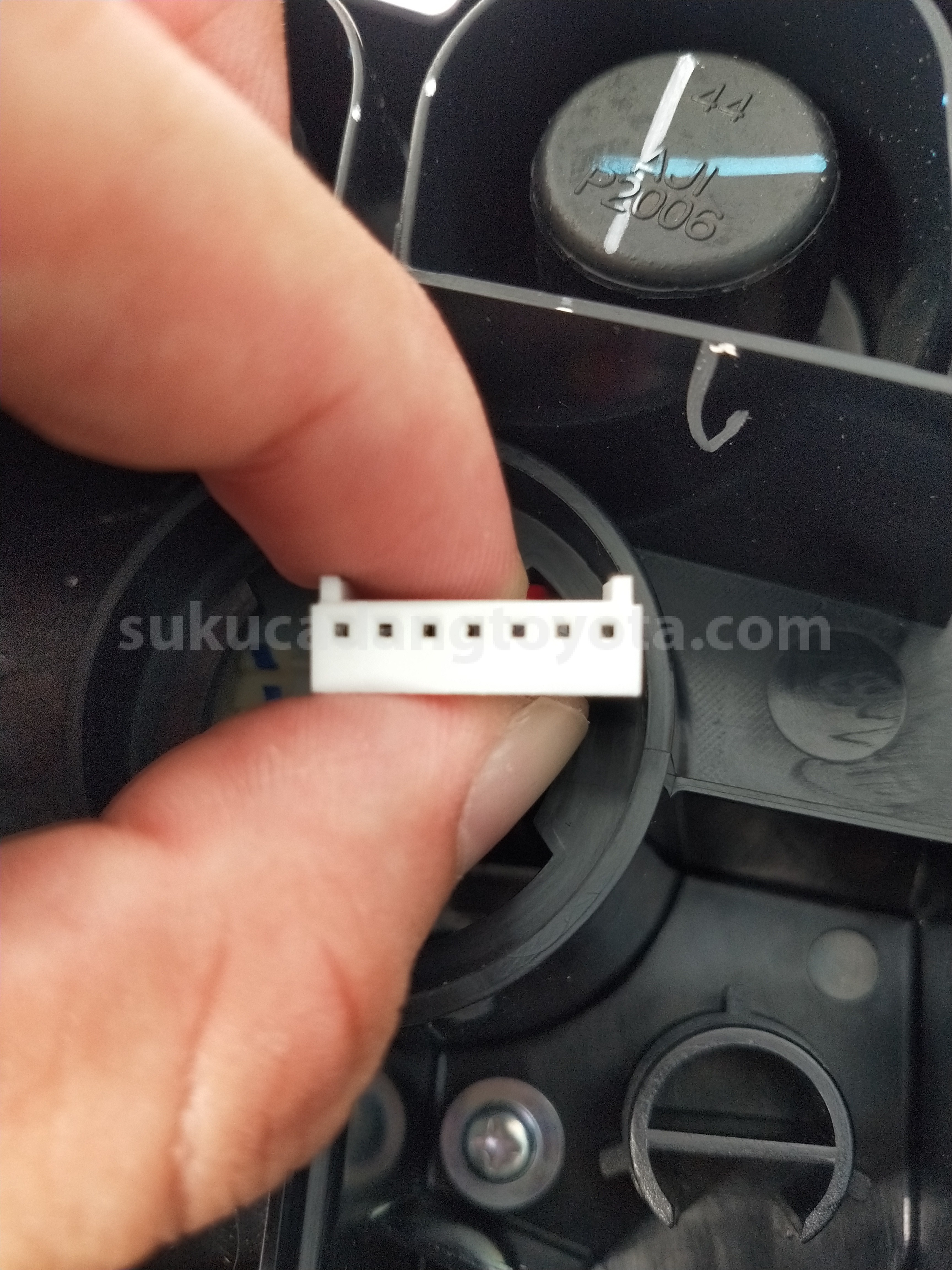 81551BZ460 LENS&BODY RR COMBI R - TOYOTA