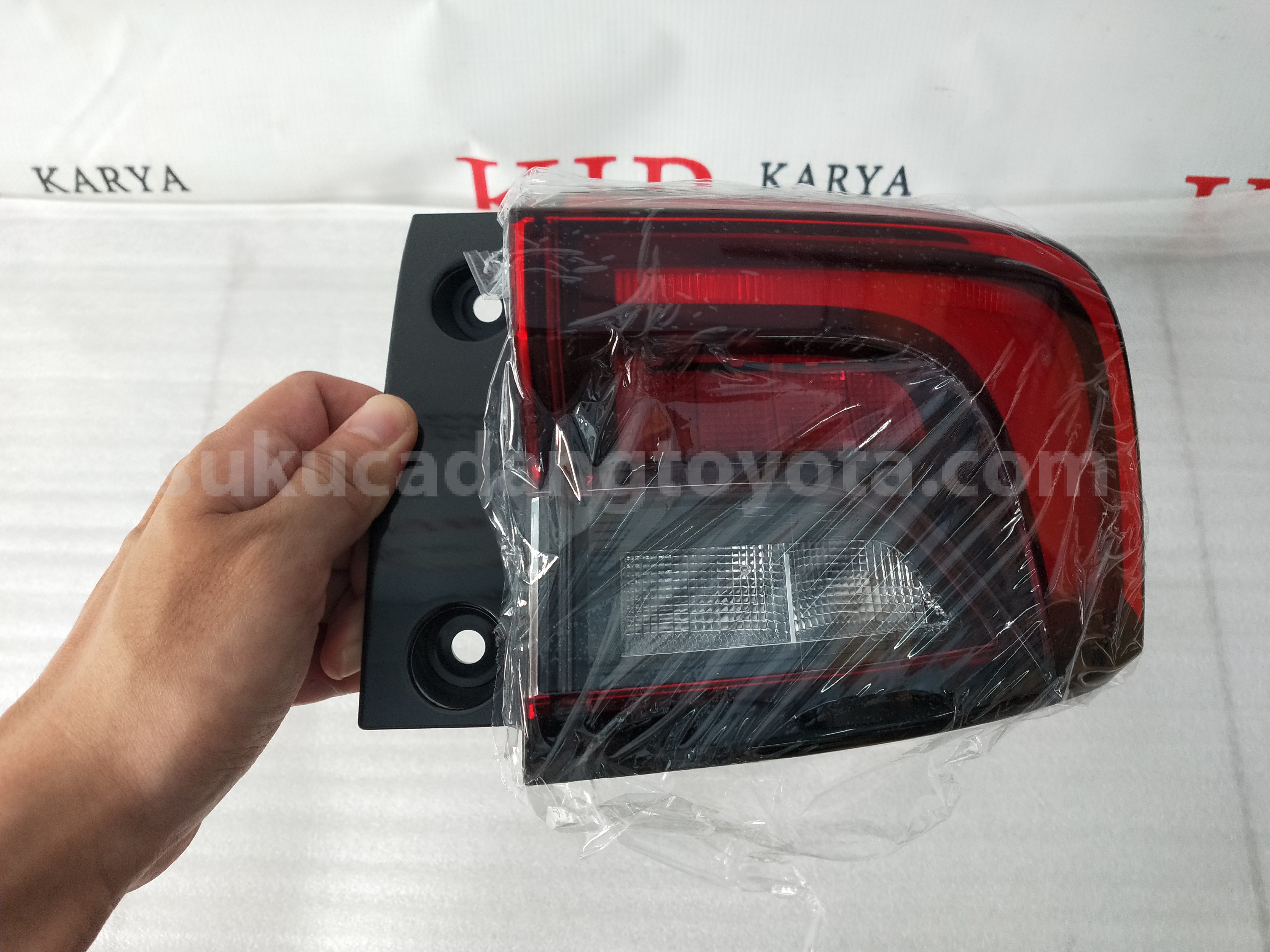 81551BZ470 LENS&BODY RR COMBI R - TOYOTA