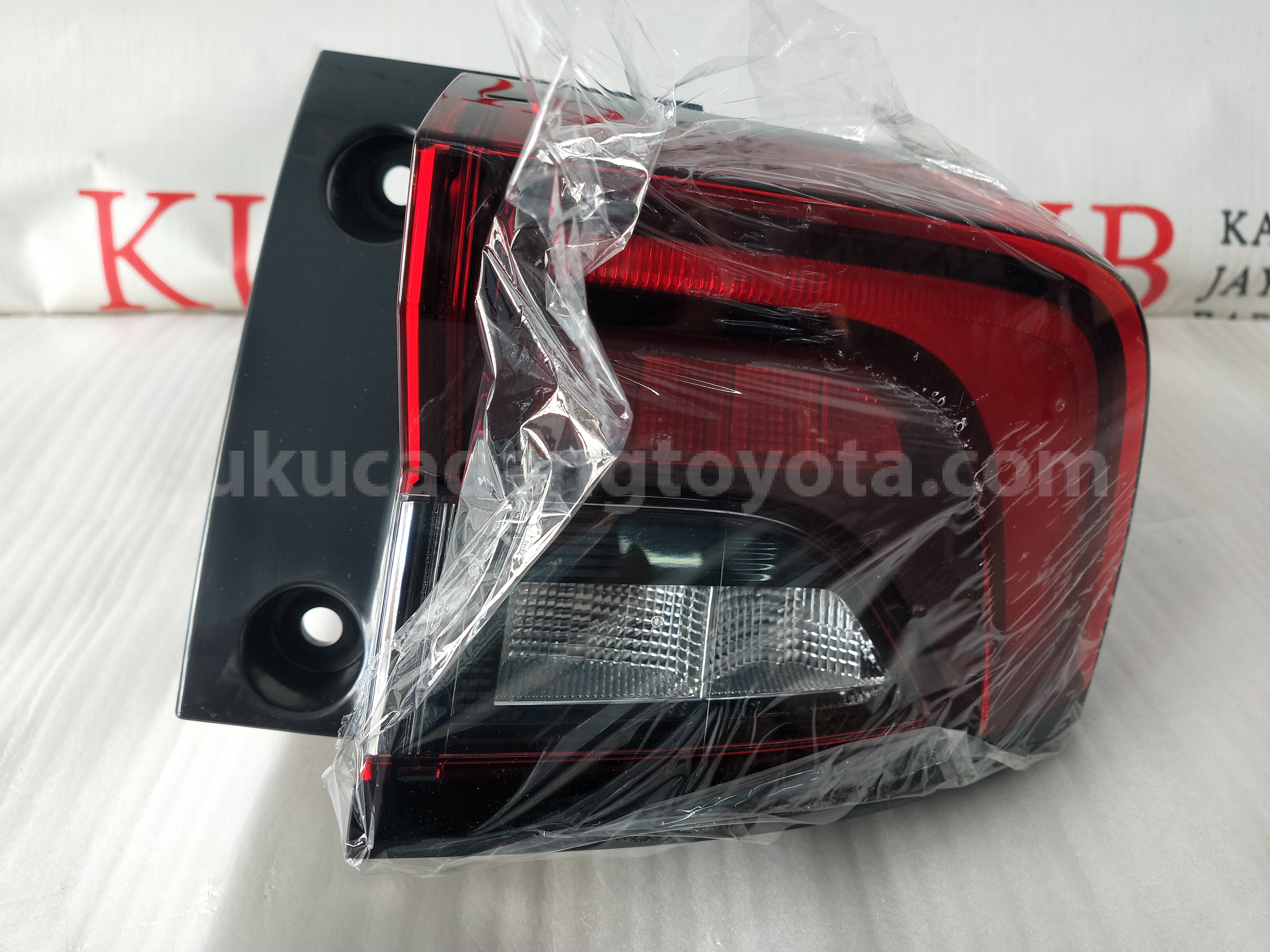 81551BZ470 LENS&BODY RR COMBI R - TOYOTA
