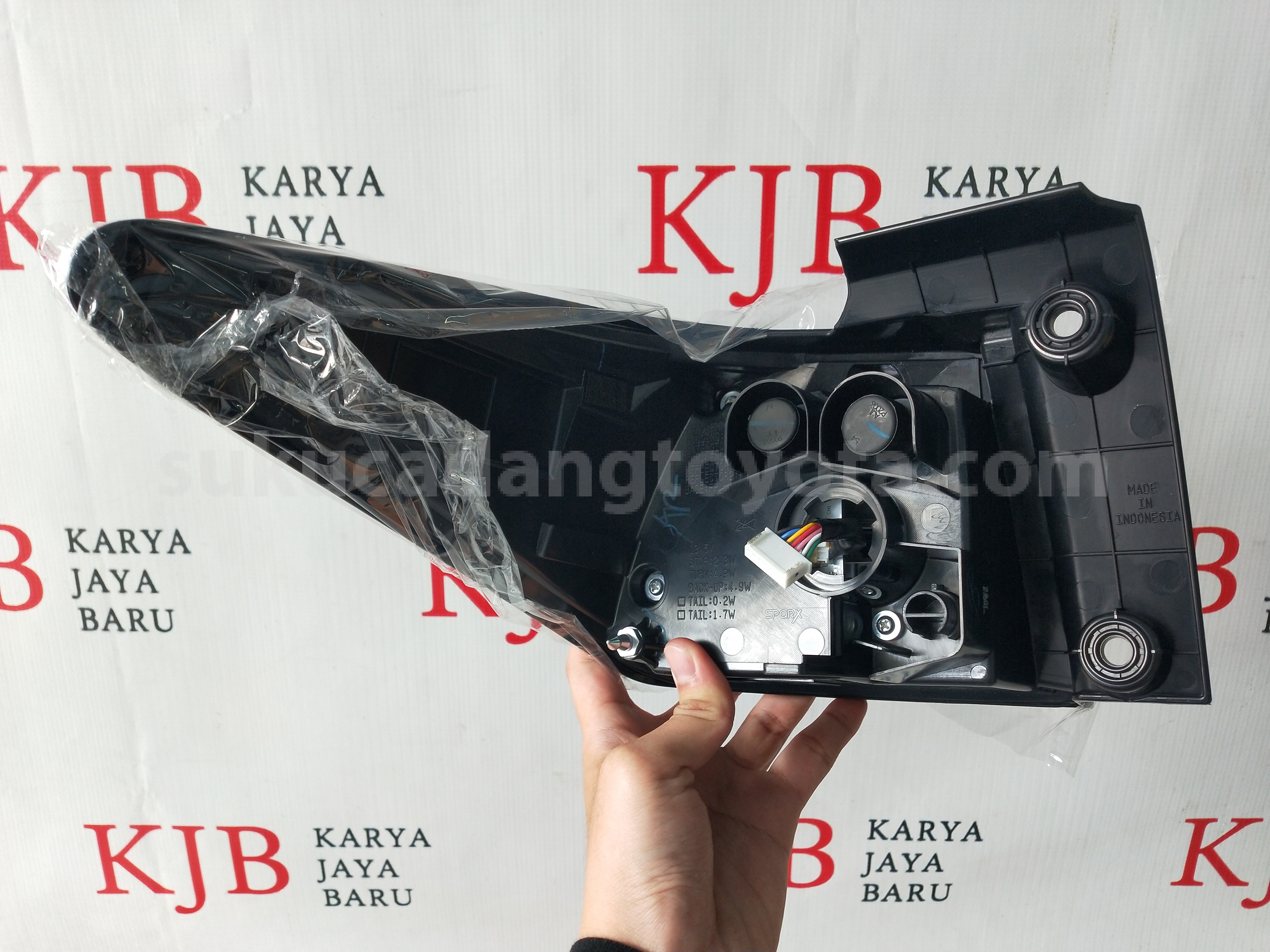 81551BZ470 LENS&BODY RR COMBI R - TOYOTA