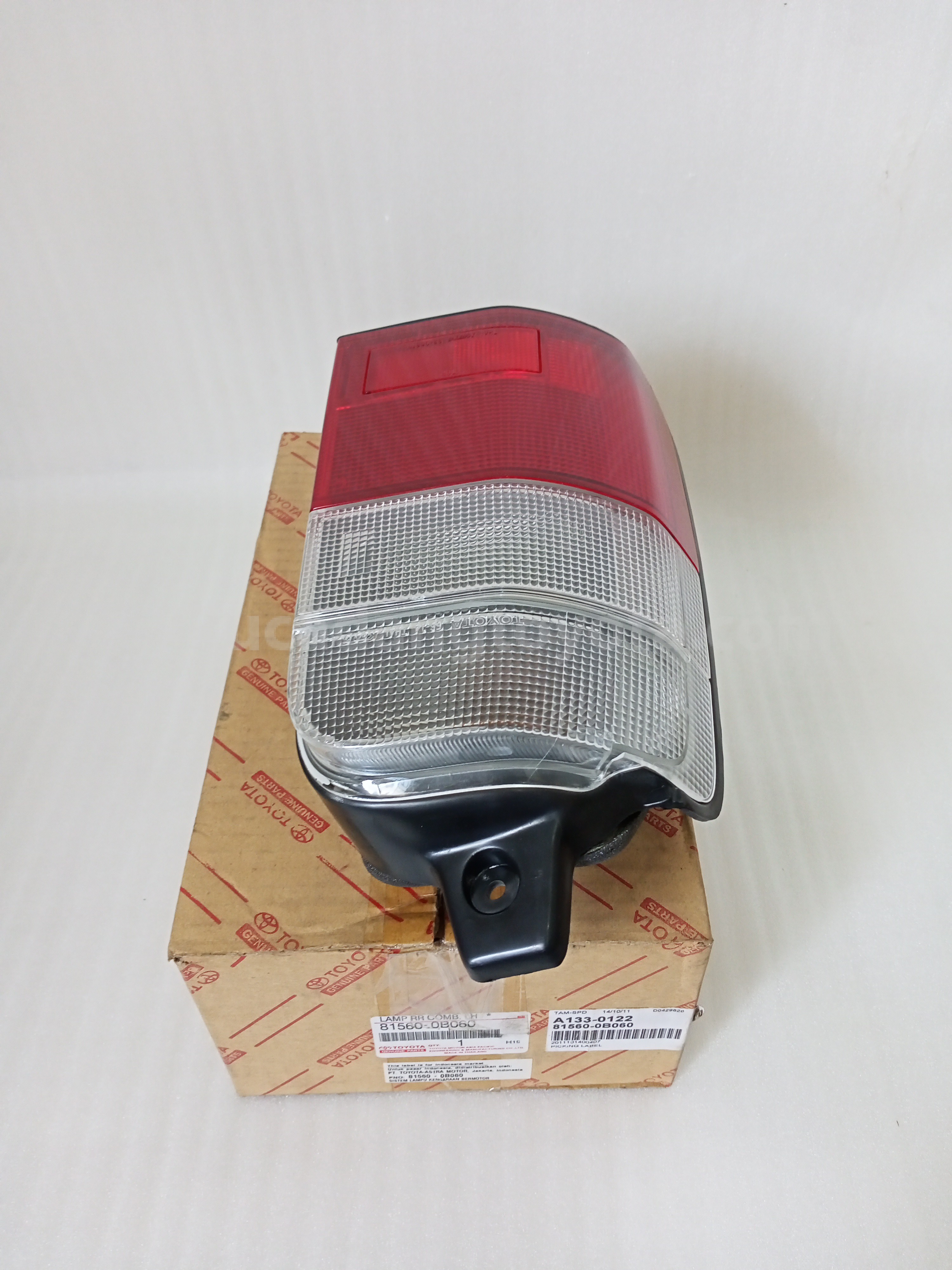 815600B060 LAMP A/S,RR COMB LH - TOYOTA