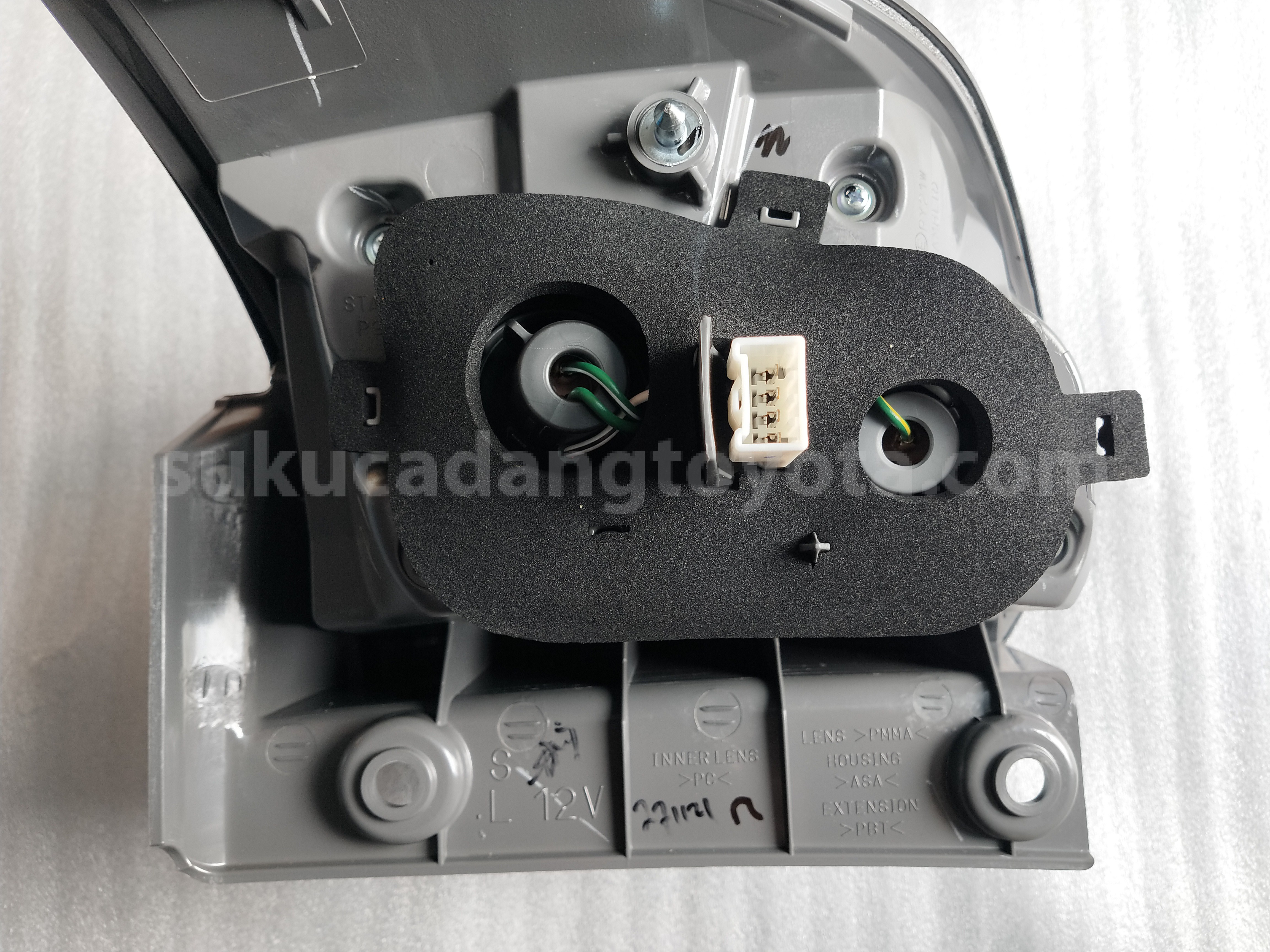 815600K200 LAMP ASSY, RR COMBIN - TOYOTA