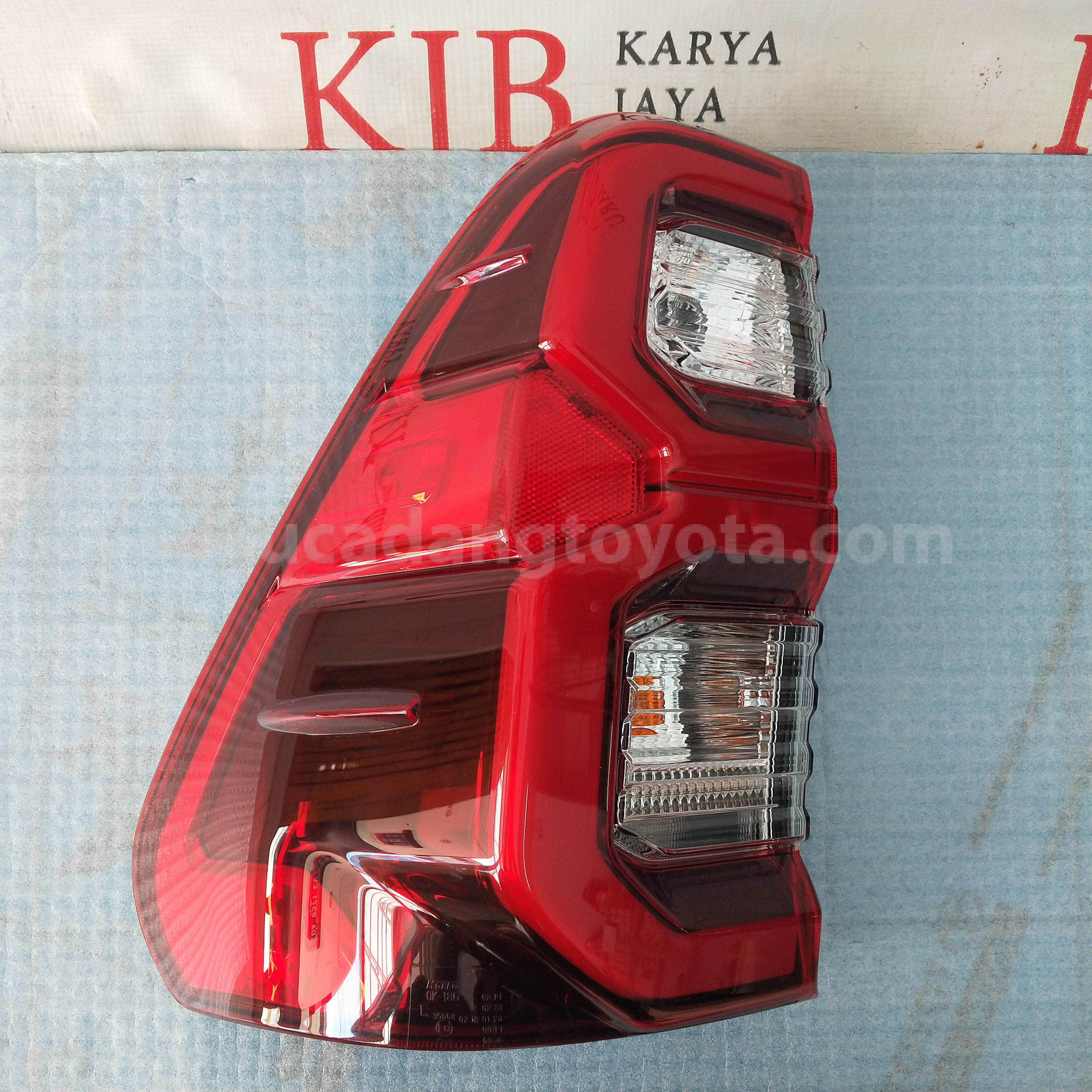815600K690 LAMP ASSY, RR COMBIN - TOYOTA