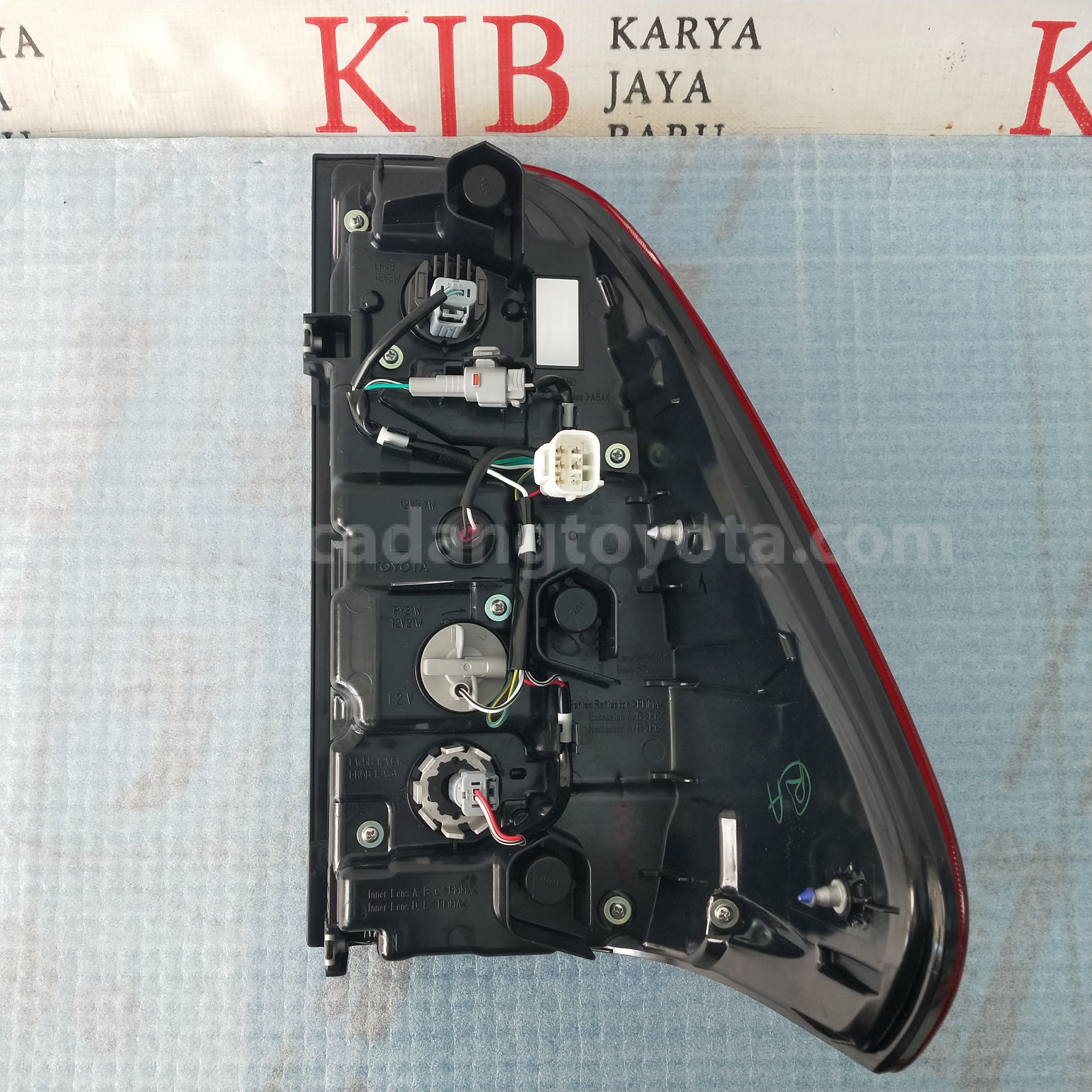 815600K690 LAMP ASSY, RR COMBIN - TOYOTA