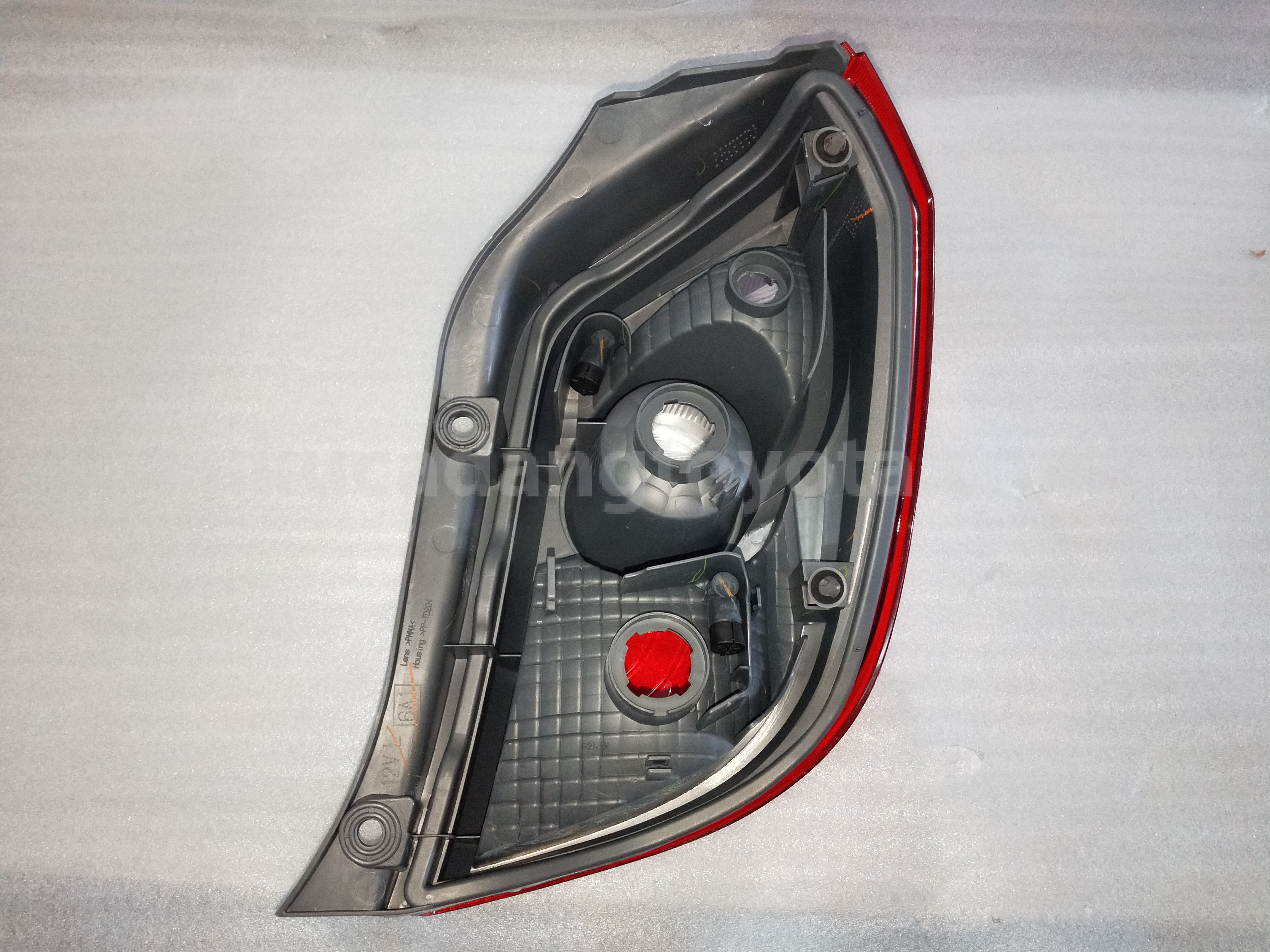 81561BZ150 LENS&BODY RR COMBI L - TOYOTA