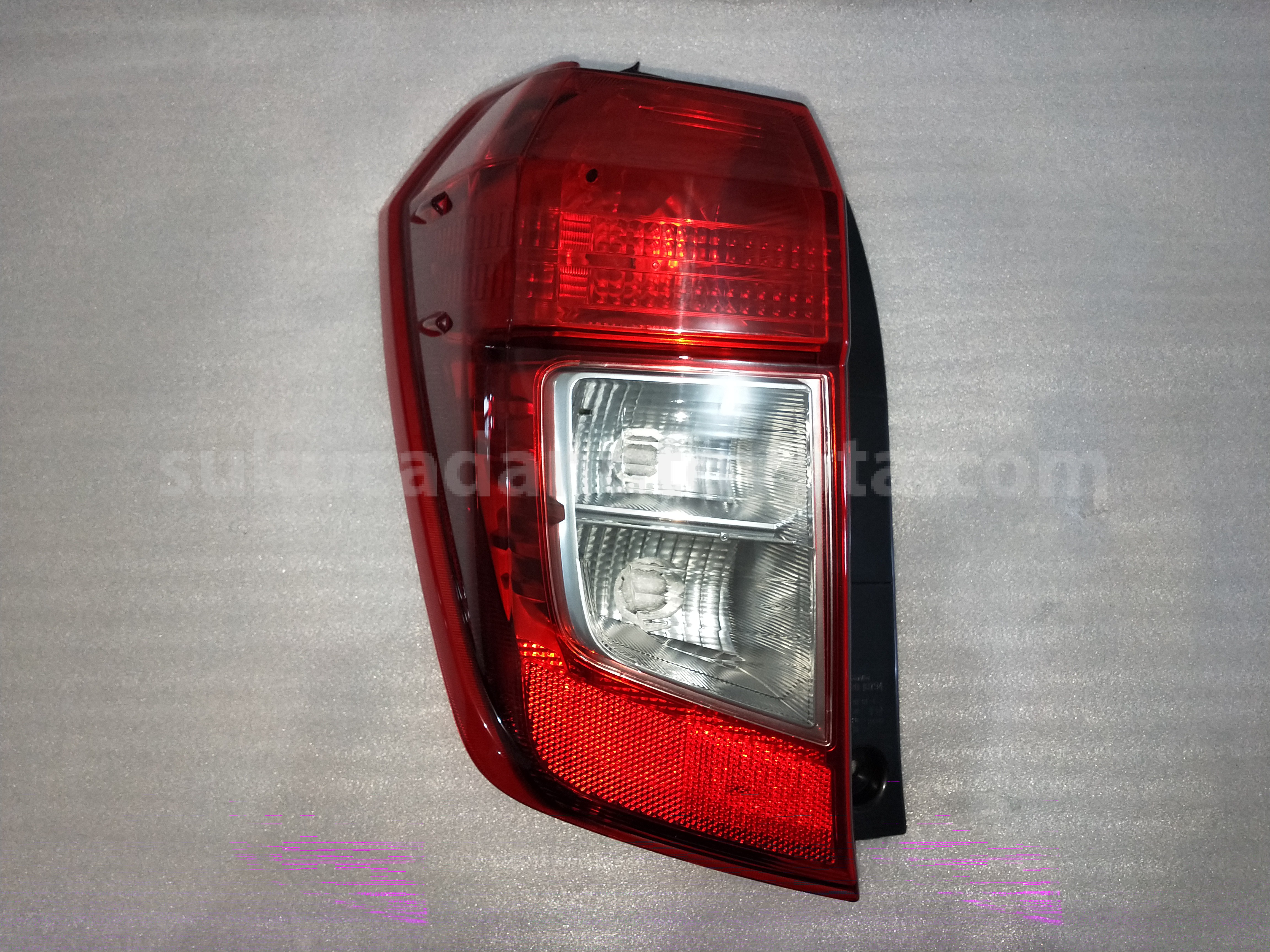 81561BZ260 LENS&BODY RR COMBI L - TOYOTA