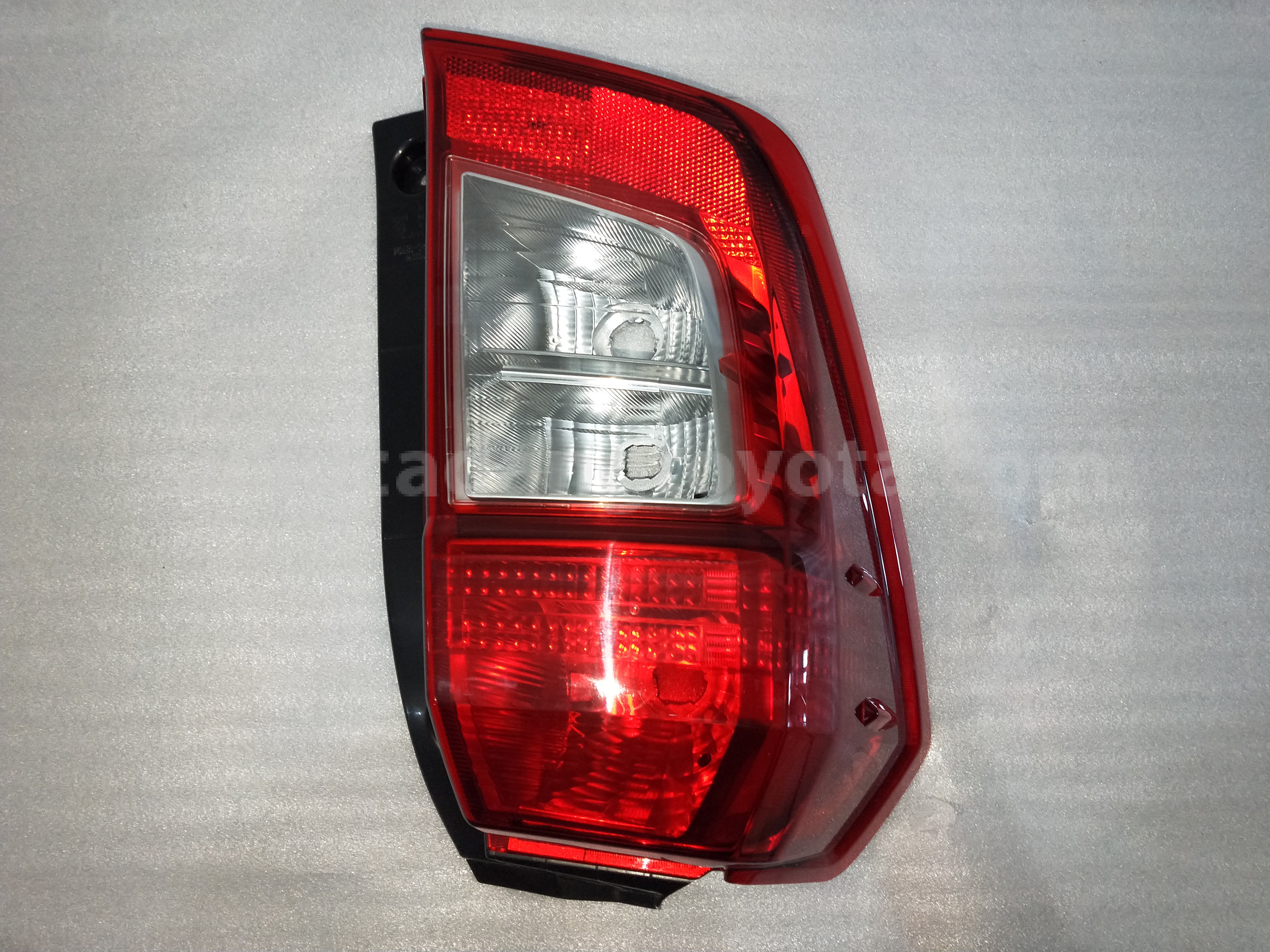 81561BZ260 LENS&BODY RR COMBI L - TOYOTA