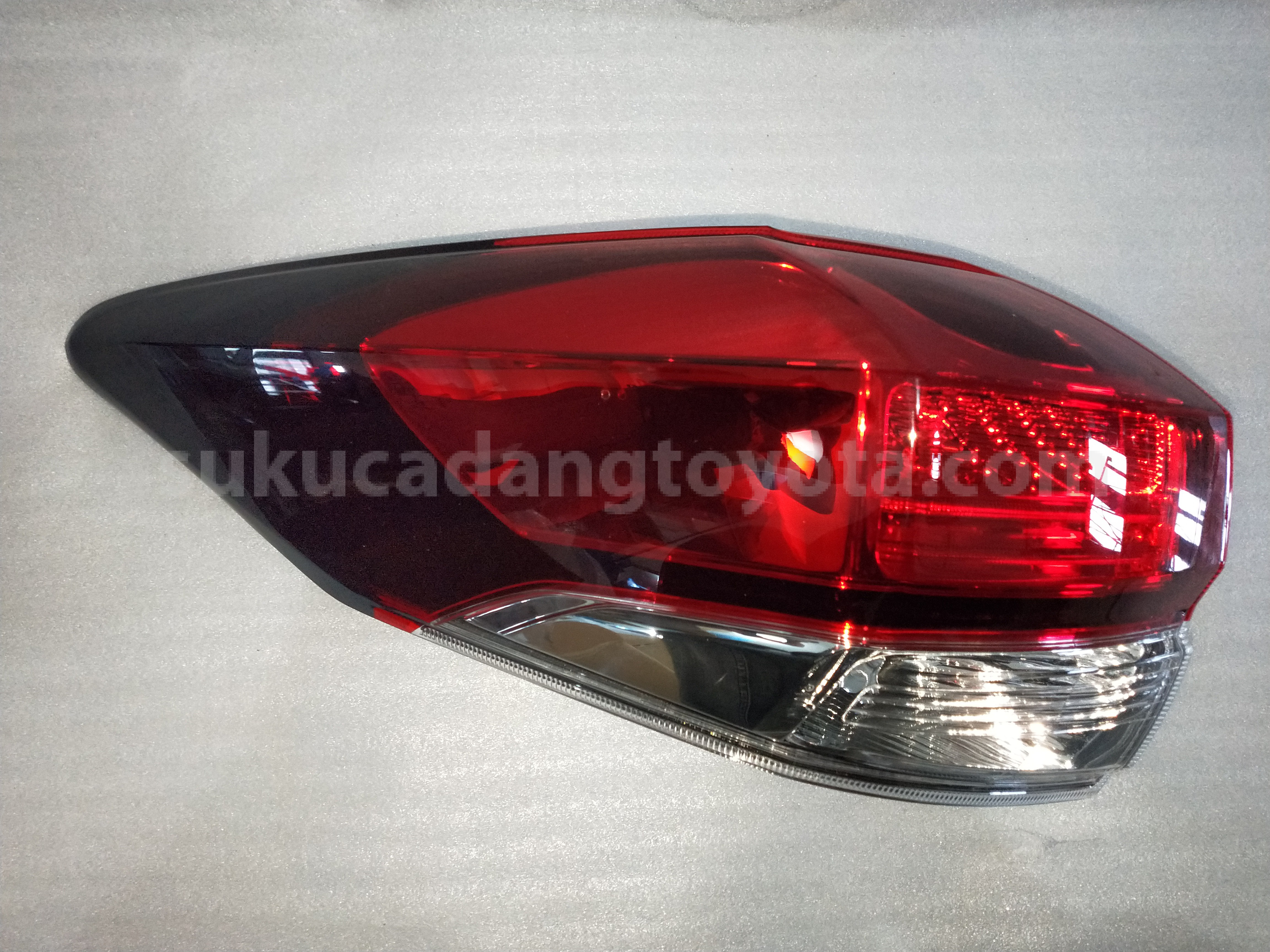 81561BZ320 LENS&BODY RR COMBI L - TOYOTA